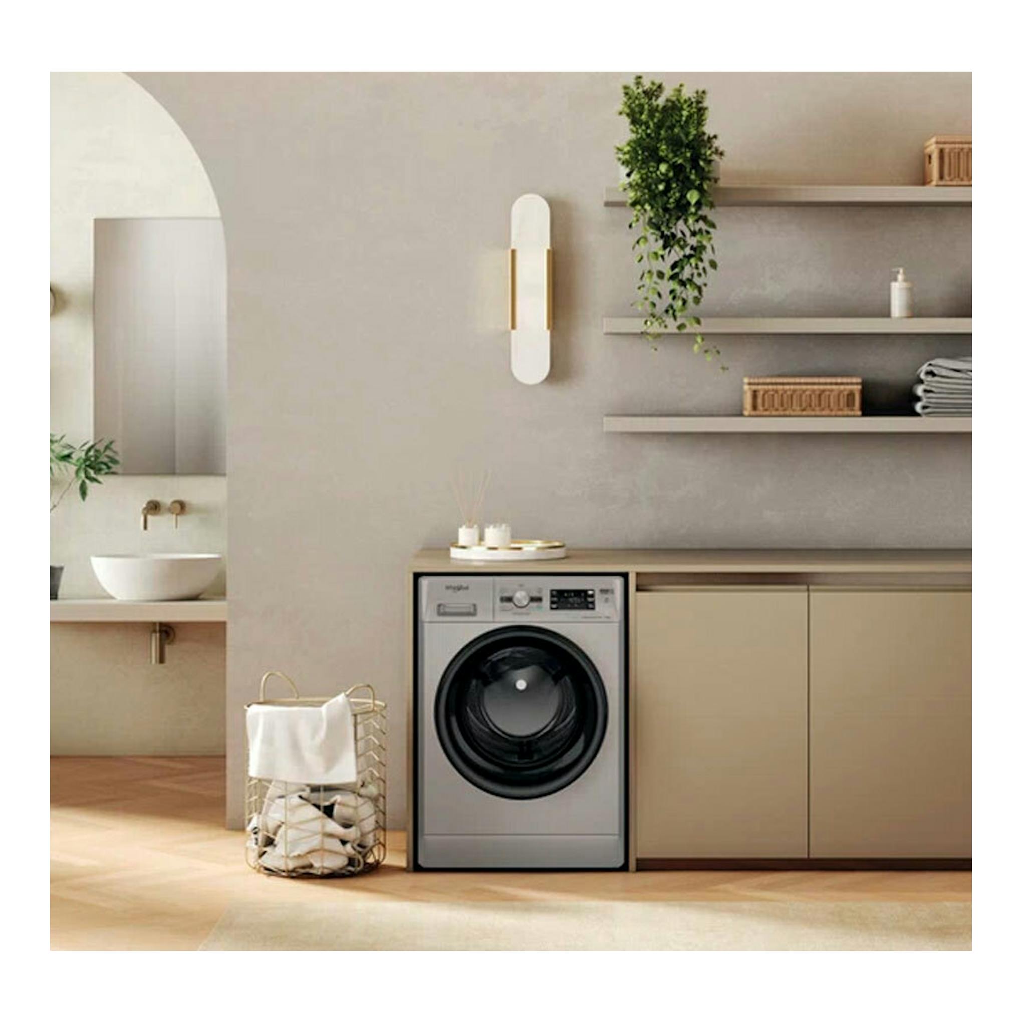 Lavadora frontal Whirlpool FFB8489SBVSPT blanca con puerta negra, vista frontal, en cuarto de lavado.