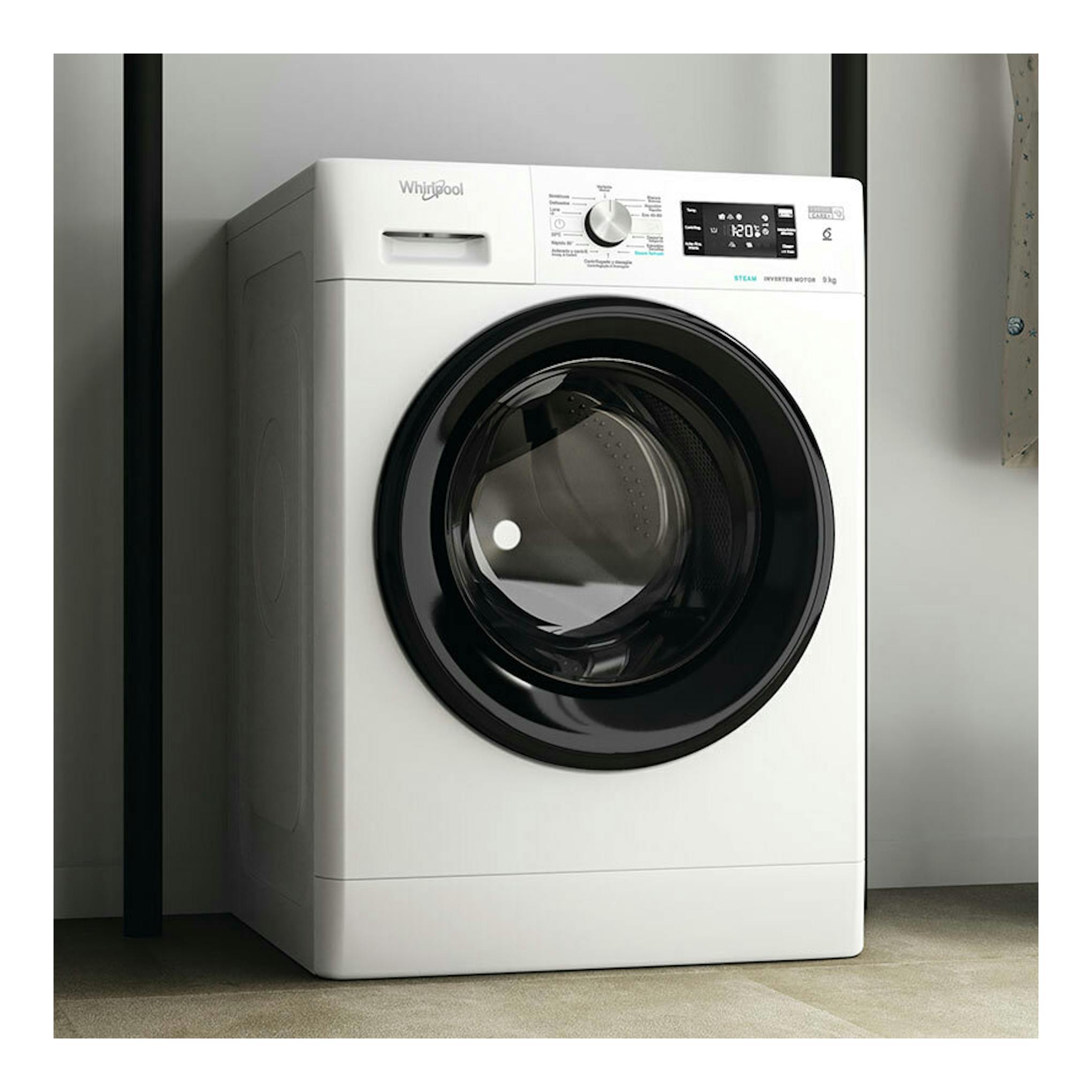 Lavadora Whirlpool FFB9469BVSPT blanca, vista frontal ligeramente en ángulo, con puerta negra circular.