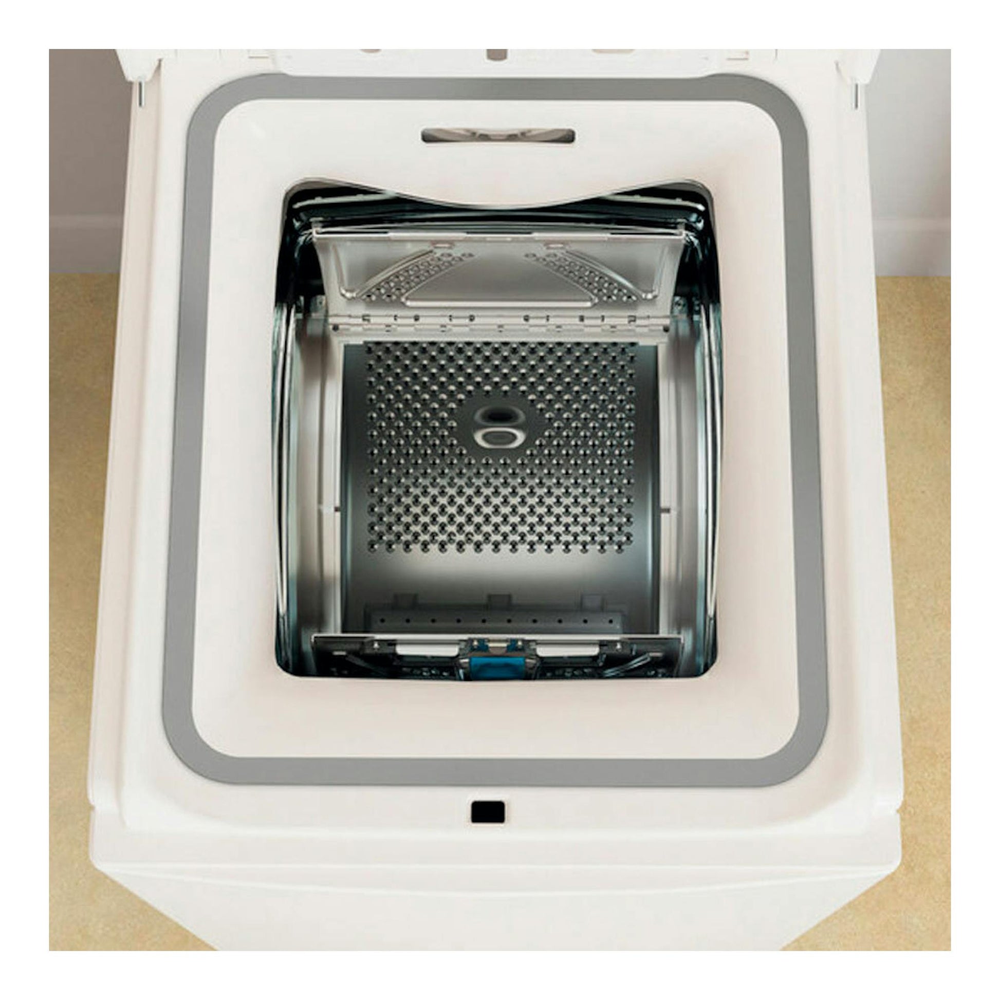 Lavadora Whirlpool TDLR7220LSSPN blanca, vista superior del tambor abierto.