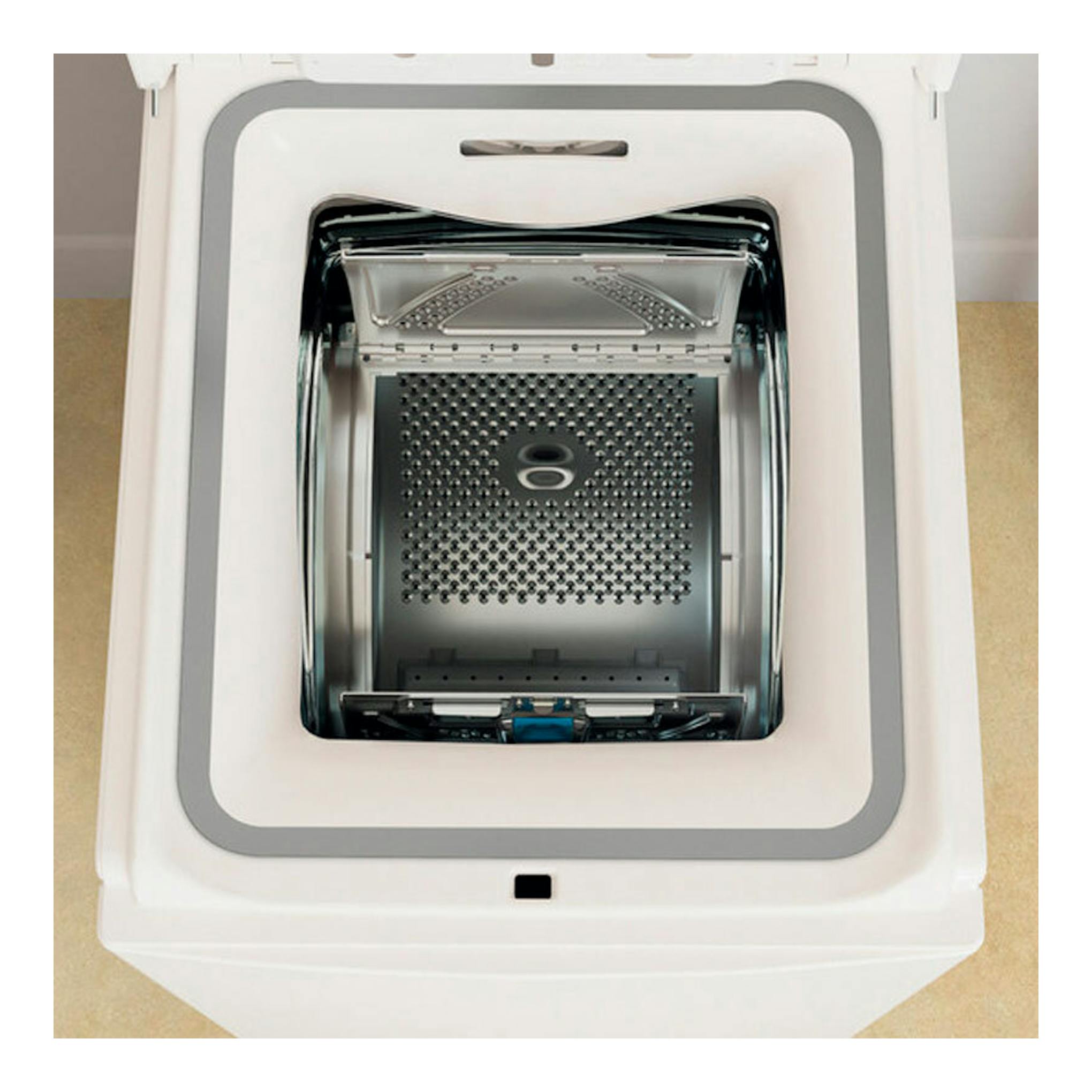 Lavadora Whirlpool TDLR7220LSSPN blanca, vista superior del tambor abierto.