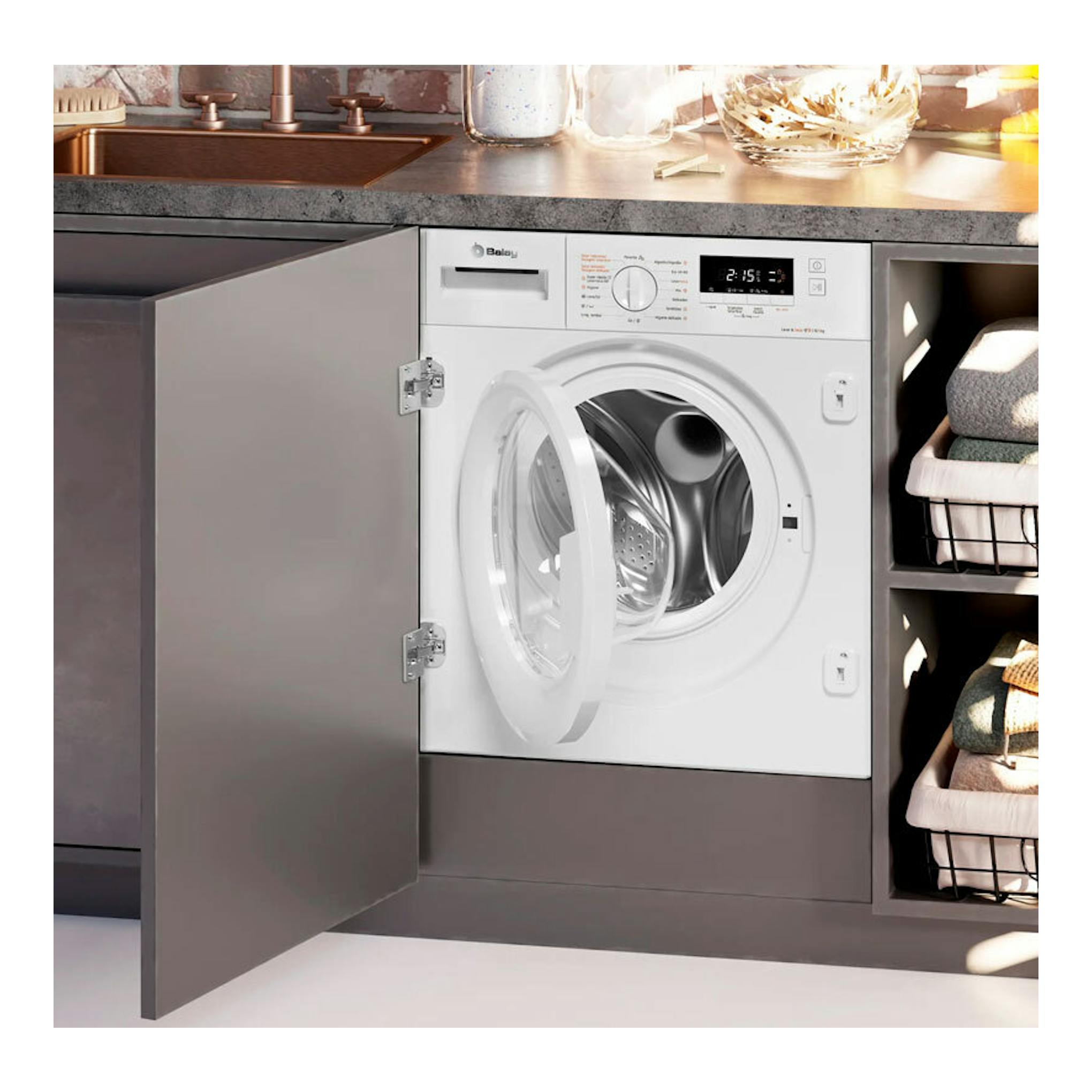Lavasecadora Balay 3TW885B blanca empotrada en mueble, con puerta frontal abierta y panel digital.