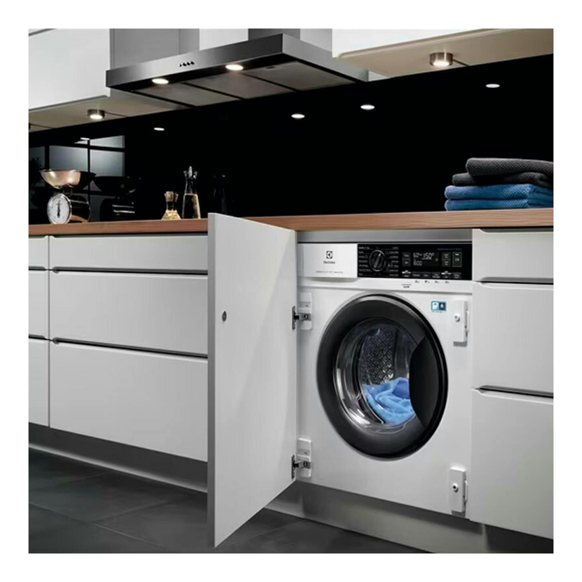 Lavasecadora Electrolux EN7W3866OF blanca, integrada bajo encimera, con puerta frontal abierta.