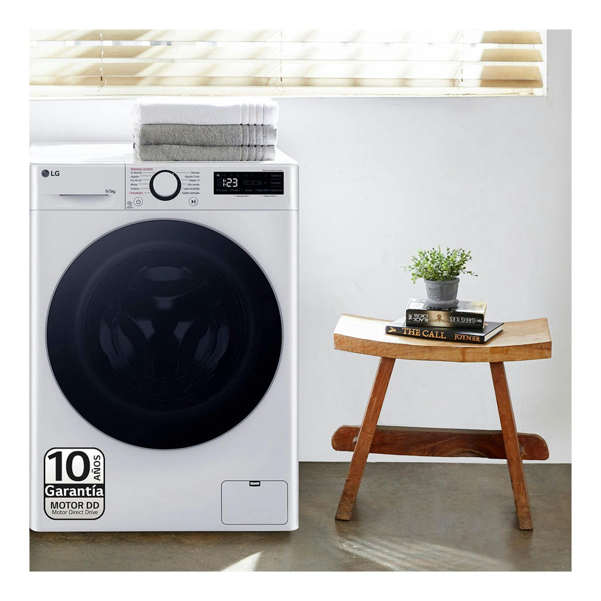 Lavasecadora LG F2DR5S09A1W blanca, vista frontal, con puerta negra circular y panel digital.