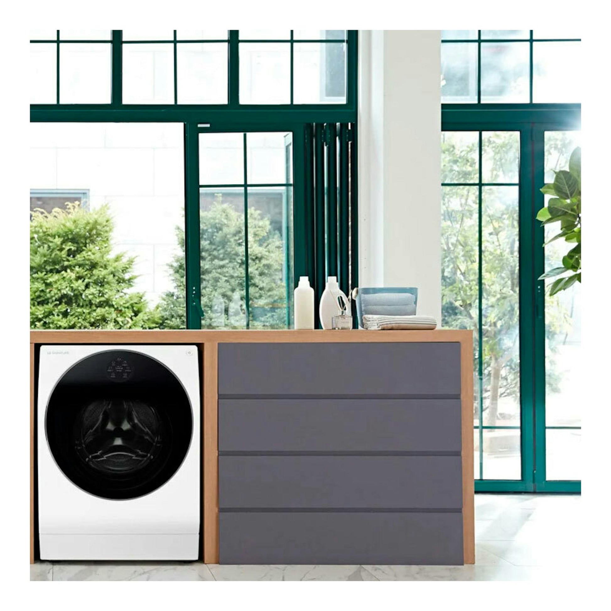 Lavasecadora LG LSWD100E blanca, vista frontal, con puerta negra circular, integrada bajo mueble.