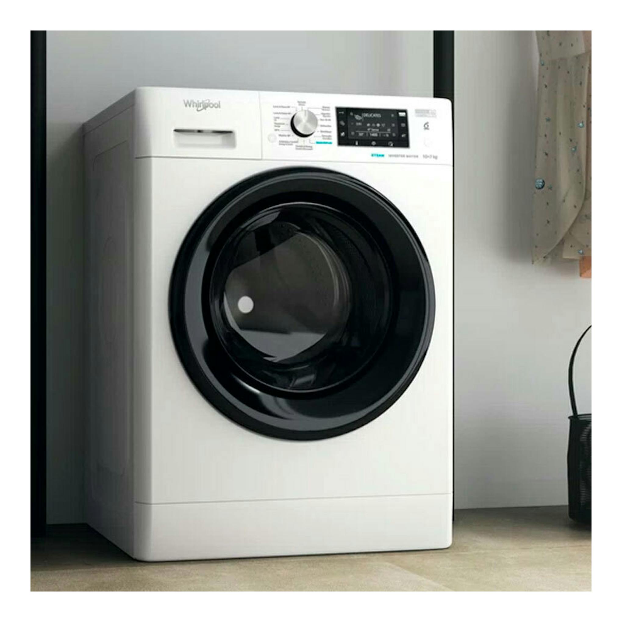 Lavasecadora Whirlpool FWDD1074269BVSPT 10 kg, blanca, vista frontal, con puerta circular negra y panel digital.