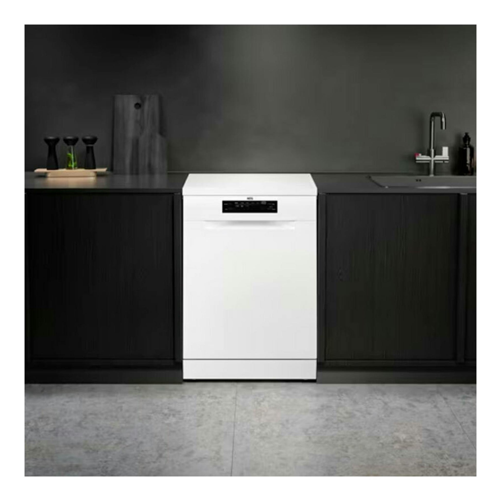 Lavavajillas AEG FFB33607ZW blanco de 60 cm, vista frontal, empotrado en cocina oscura