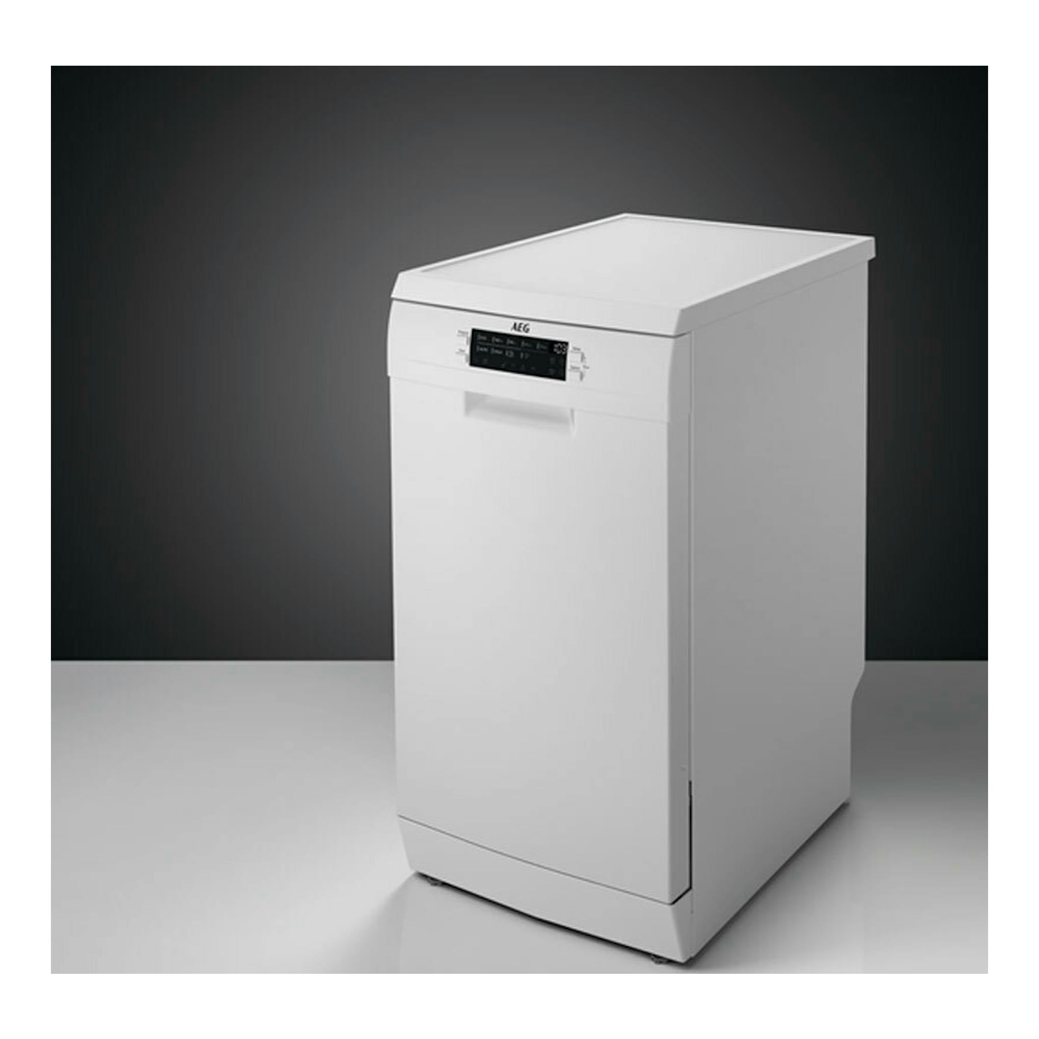Lavavajillas AEG FFB62427ZW blanco de 45 cm, vista frontal en ángulo, con panel de control superior.