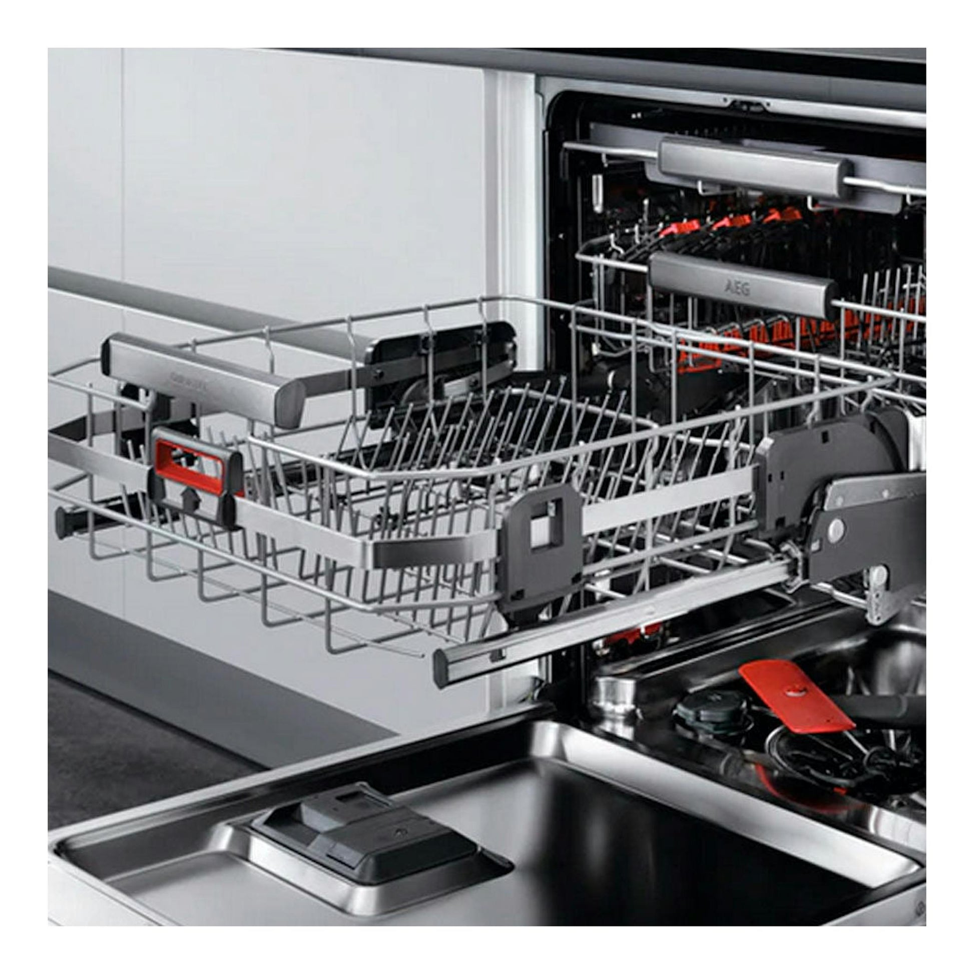 Lavavajillas AEG FFB83806PM de 60 cm, abierto, con cestas y bandejas extraíbles en interior inoxidable.