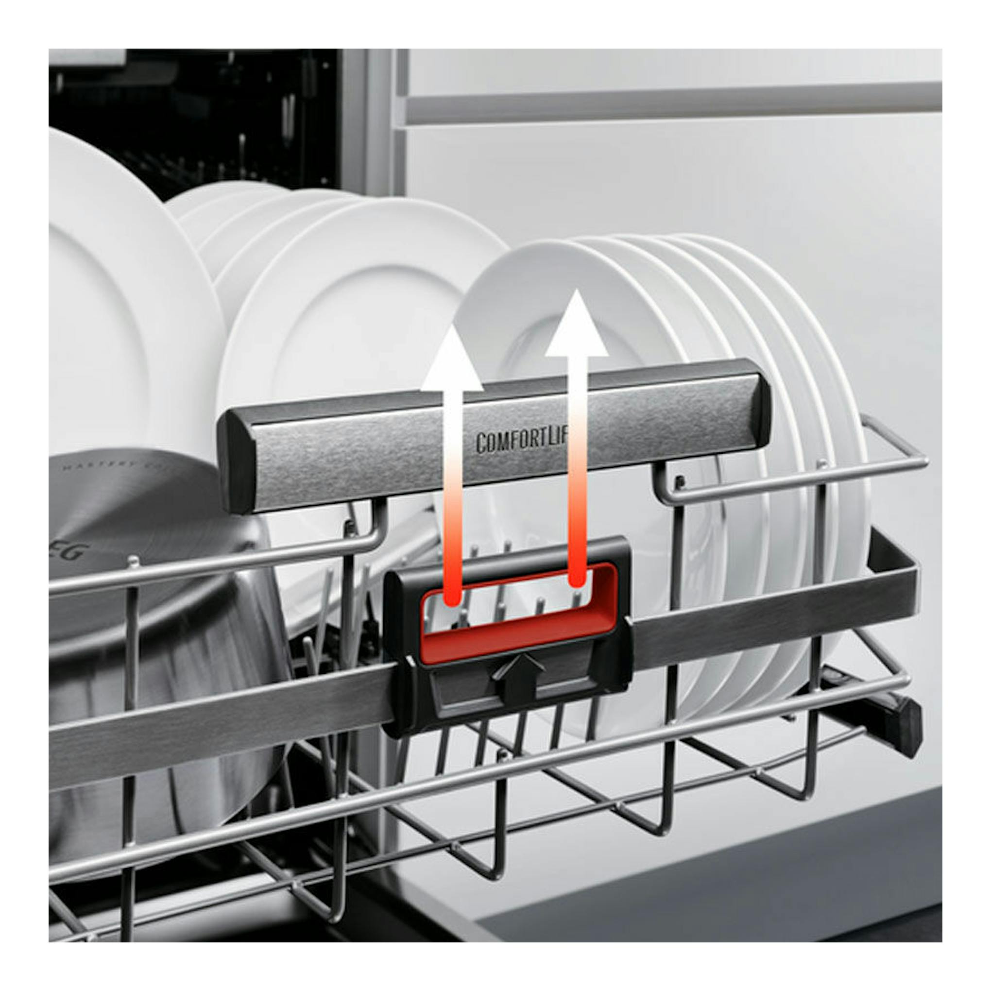 Lavavajillas AEG FFB83816PM, vista interior del cesto superior con platos blancos y sistema ComfortLift.