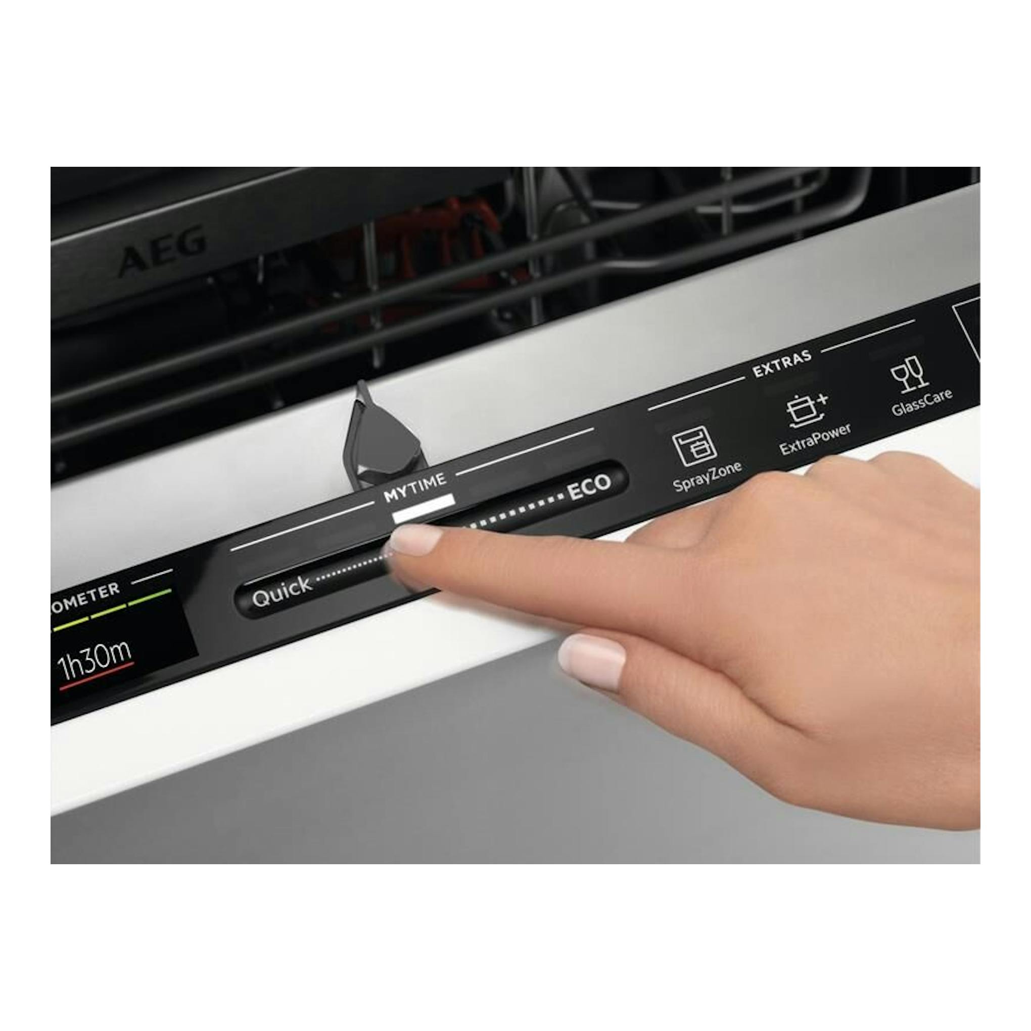 Lavavajillas AEG FSE74707P, panel de control negro y blanco con un dedo pulsando programa Quick/Eco.