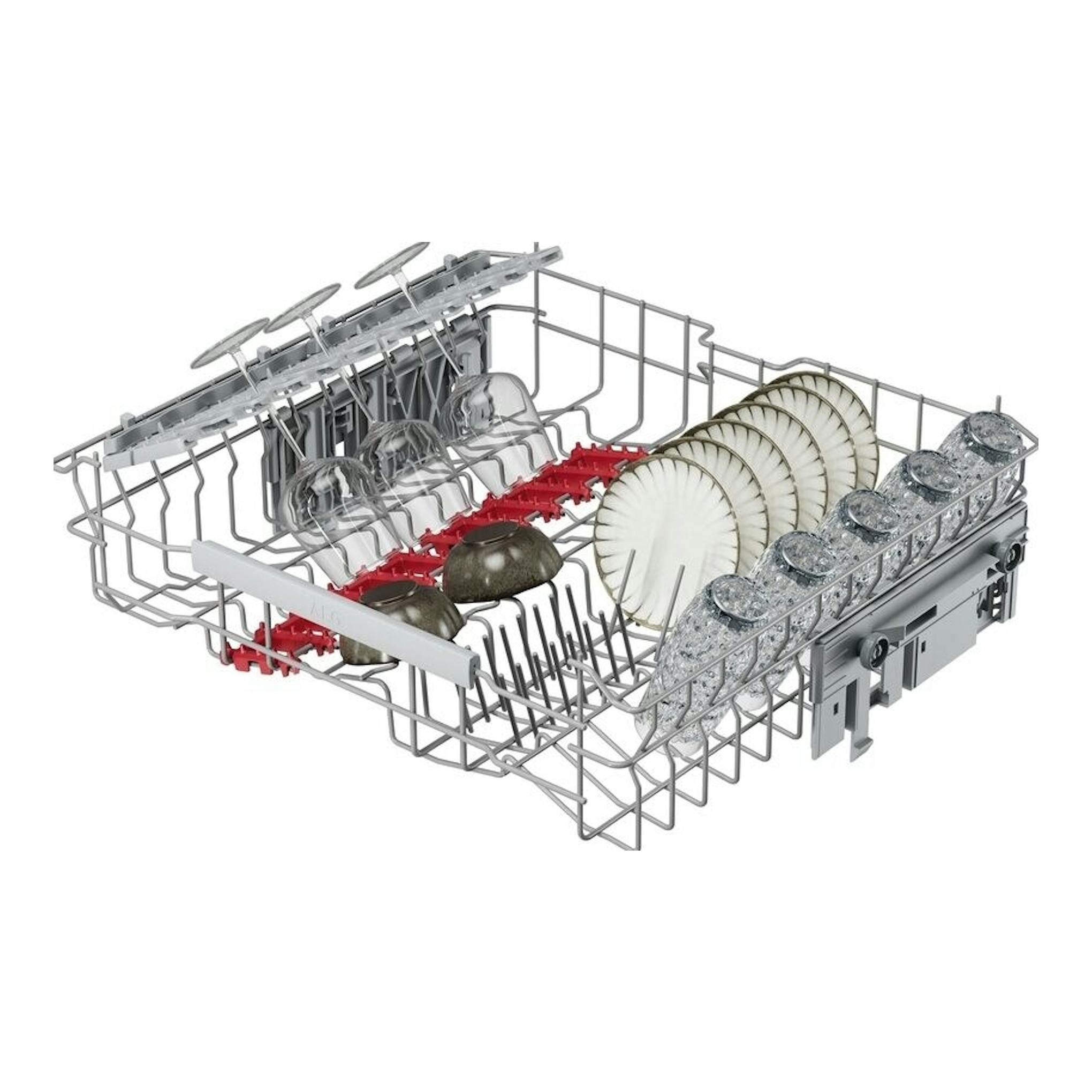 Cesta inferior de lavavajillas AEG GI6200B2SC, vista en perspectiva, con platos y copas.