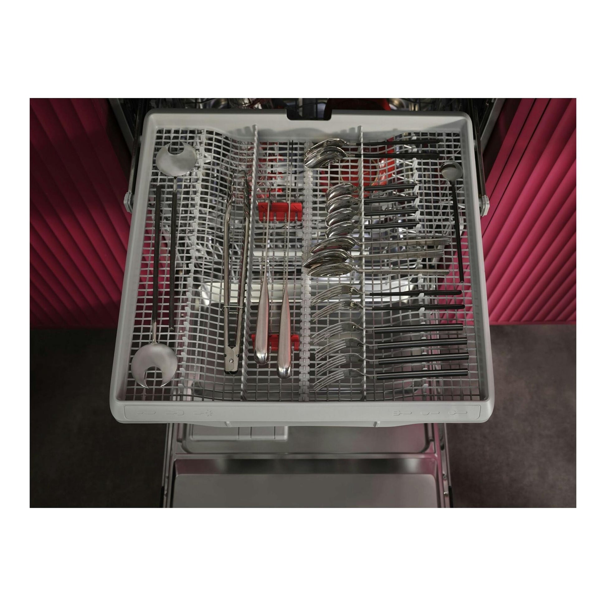 Lavavajillas AEG GI6200B2SN, bandeja superior con cubertería y utensilios, vista superior.