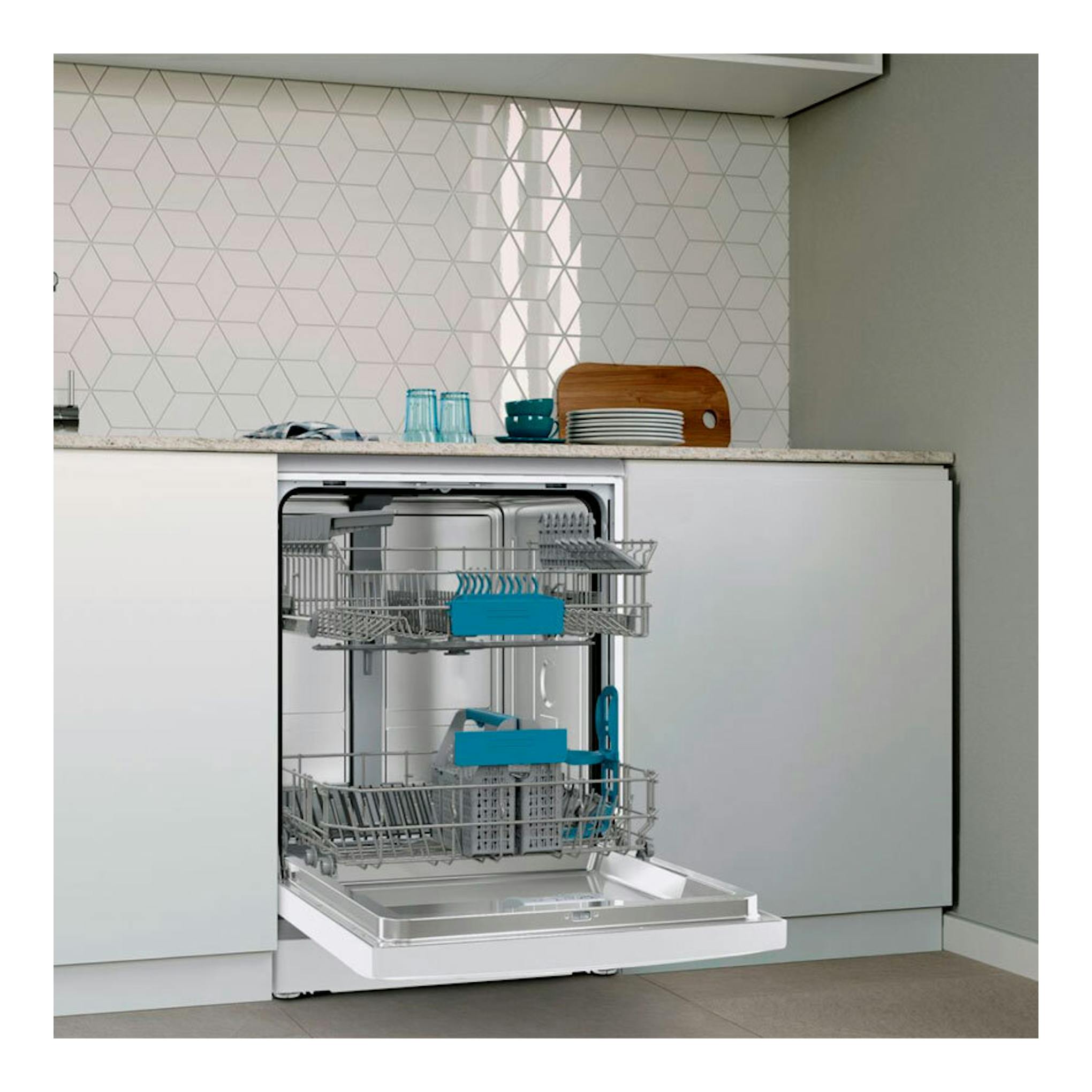 Lavavajillas Balay 3VS5032BP de 60 cm, empotrado y abierto, con cestas interiores en una cocina moderna.