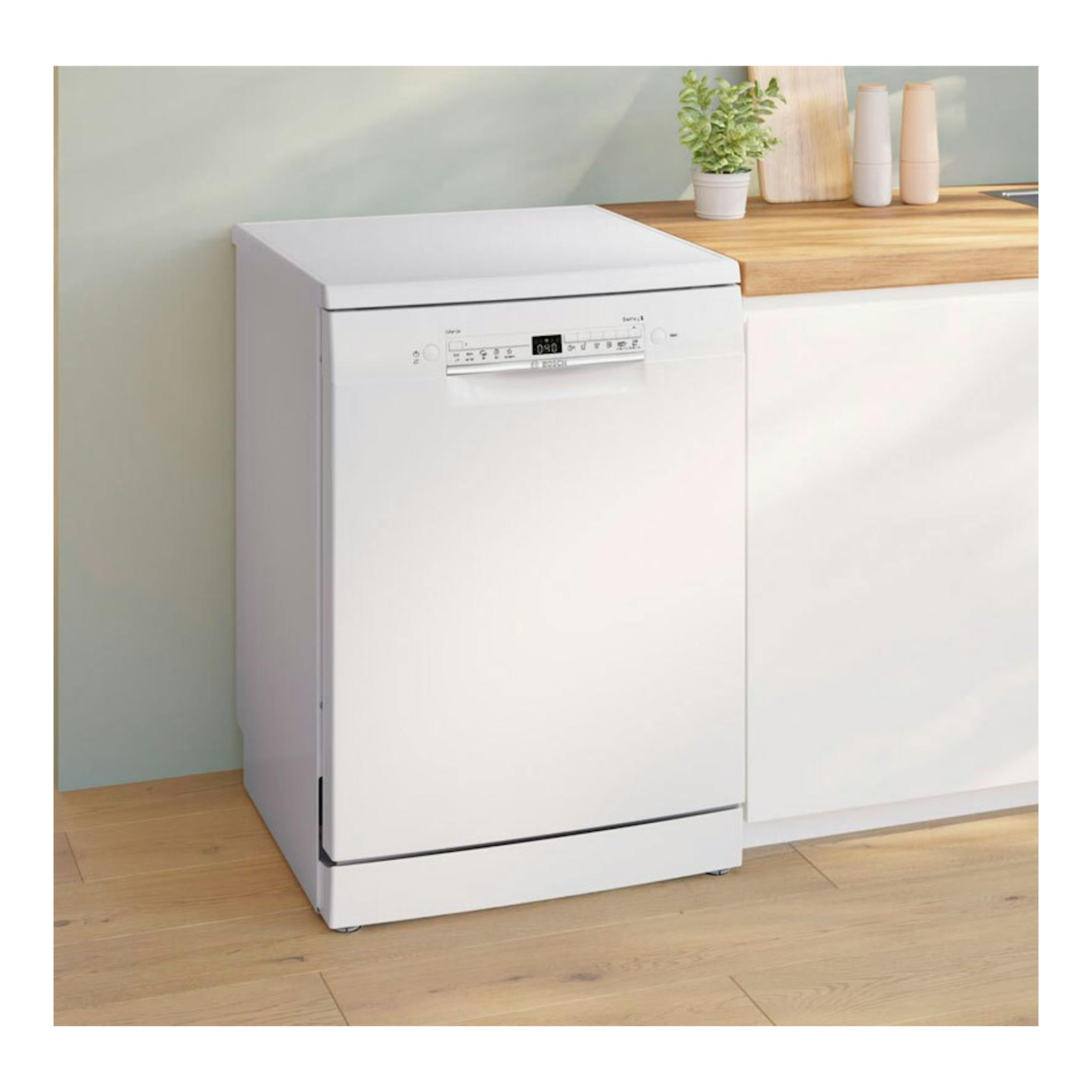Lavavajillas Bosch SMS2HTW06E de 60 cm, blanco, vista frontal ligeramente en ángulo.