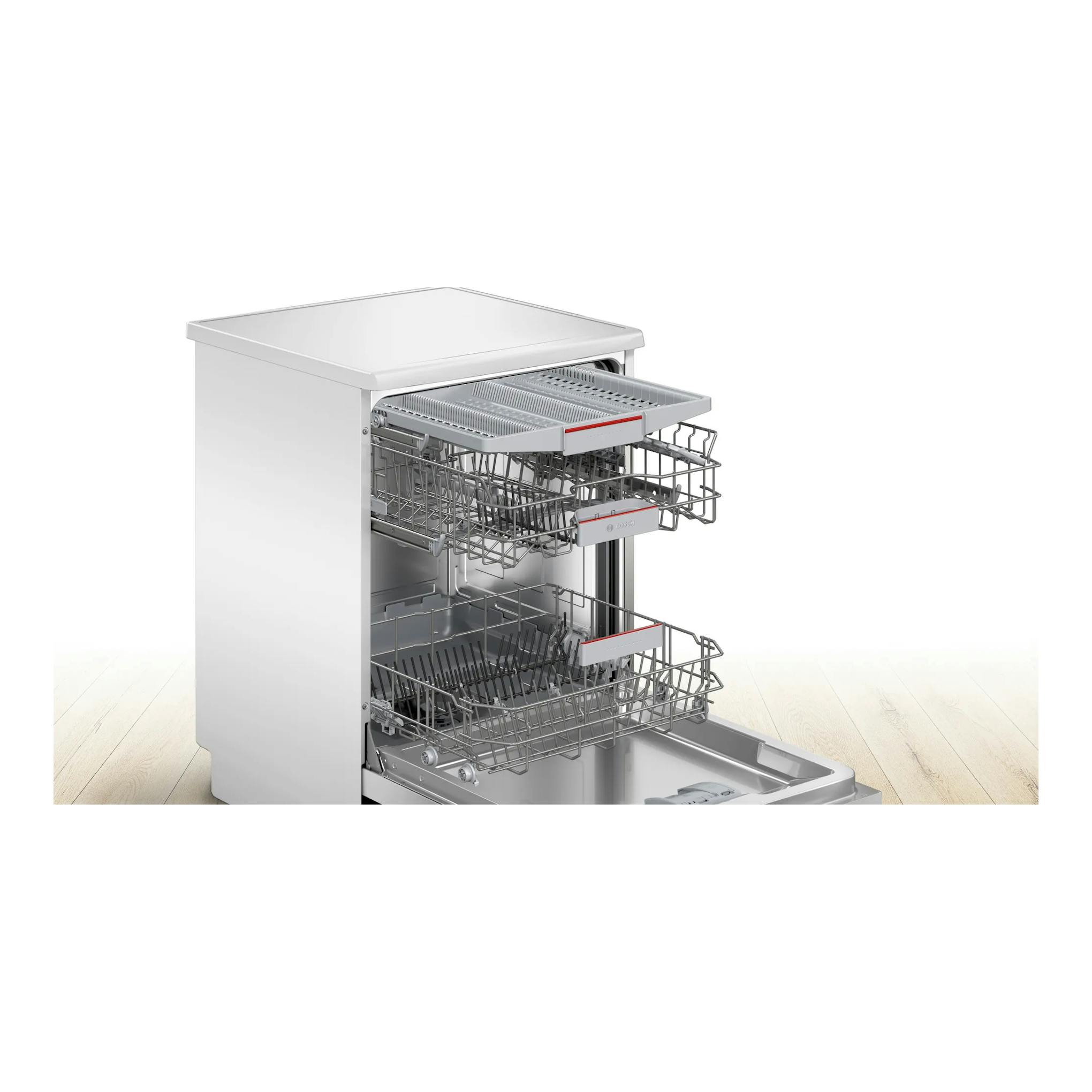 Lavavajillas Bosch SMS46KW02E blanco, abierto en vista frontal tres cuartos, con cestas extraíbles.
