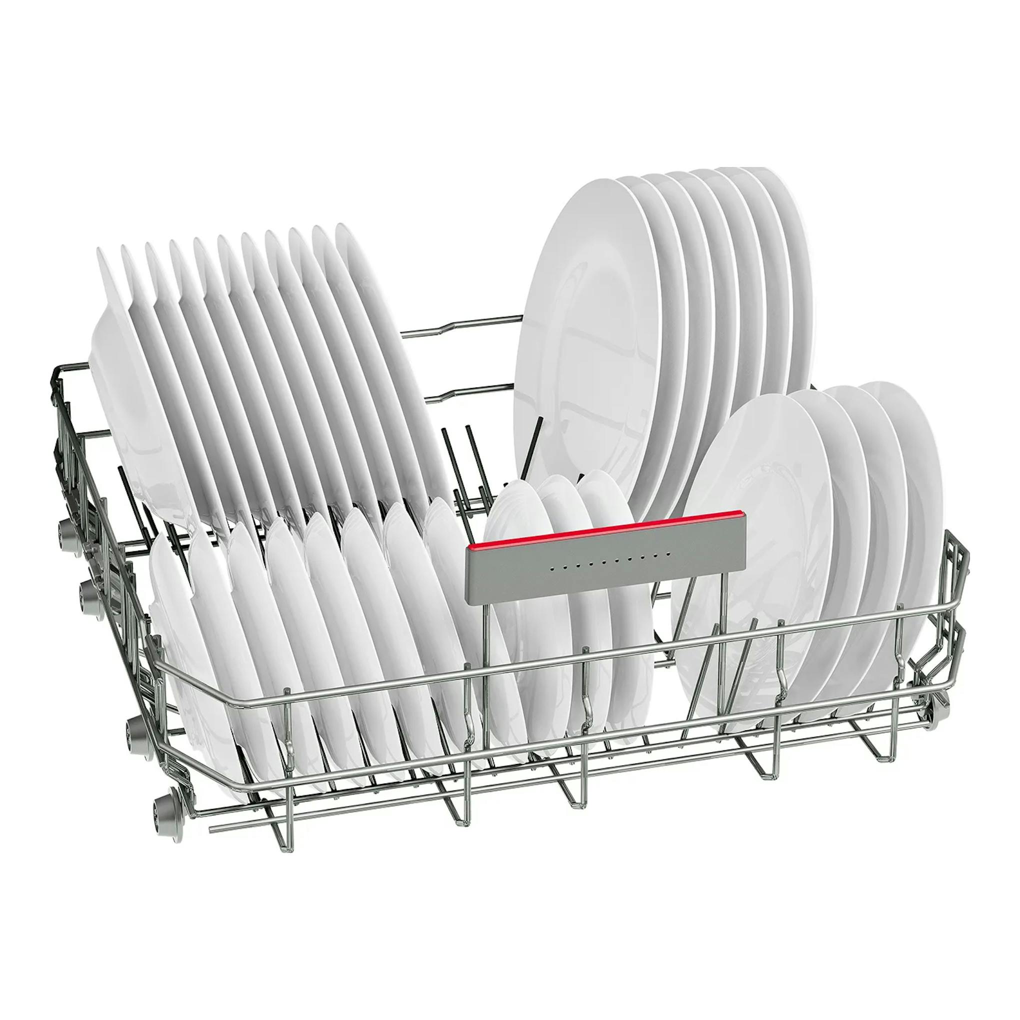 Lavavajillas Bosch SMS46KW02E, cesta interior metálica con platos blancos colocados, vista en ángulo.