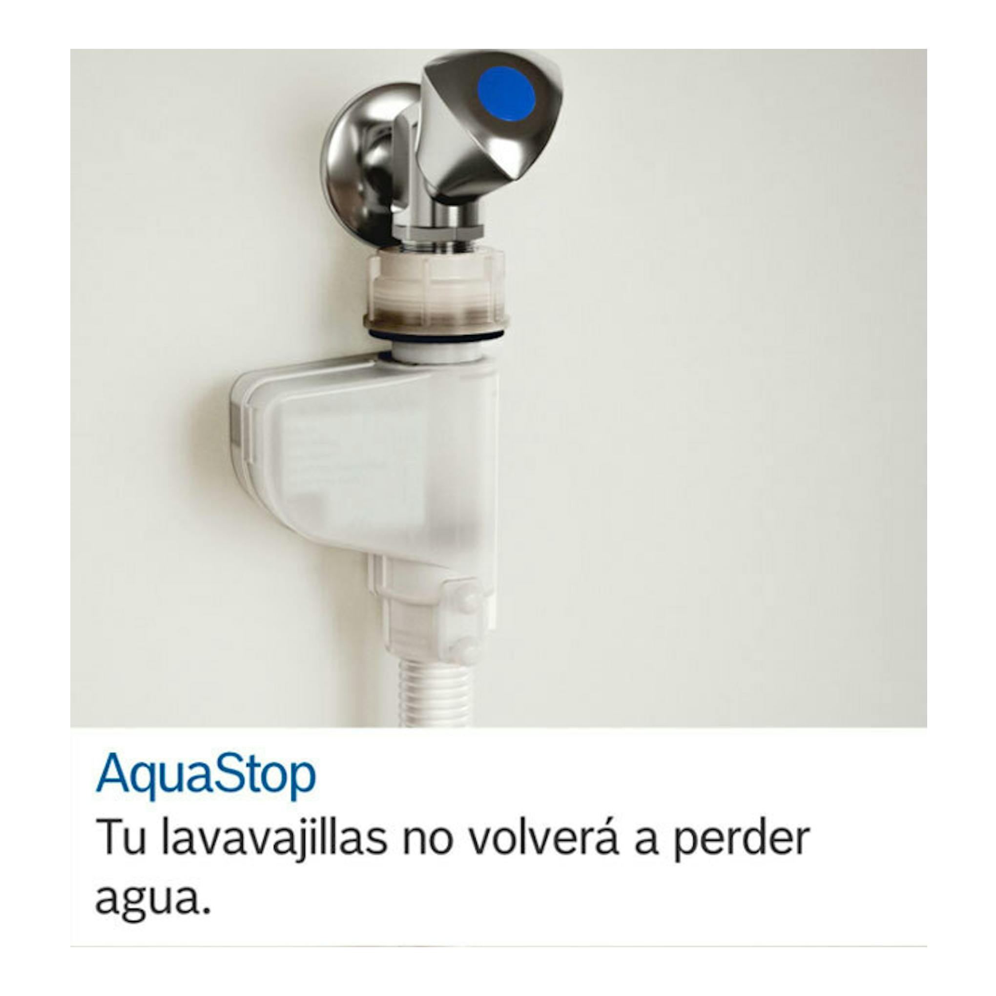 Bosch AquaStop: válvula con conector metálico y manguera blanca, vista frontal sobre fondo claro.