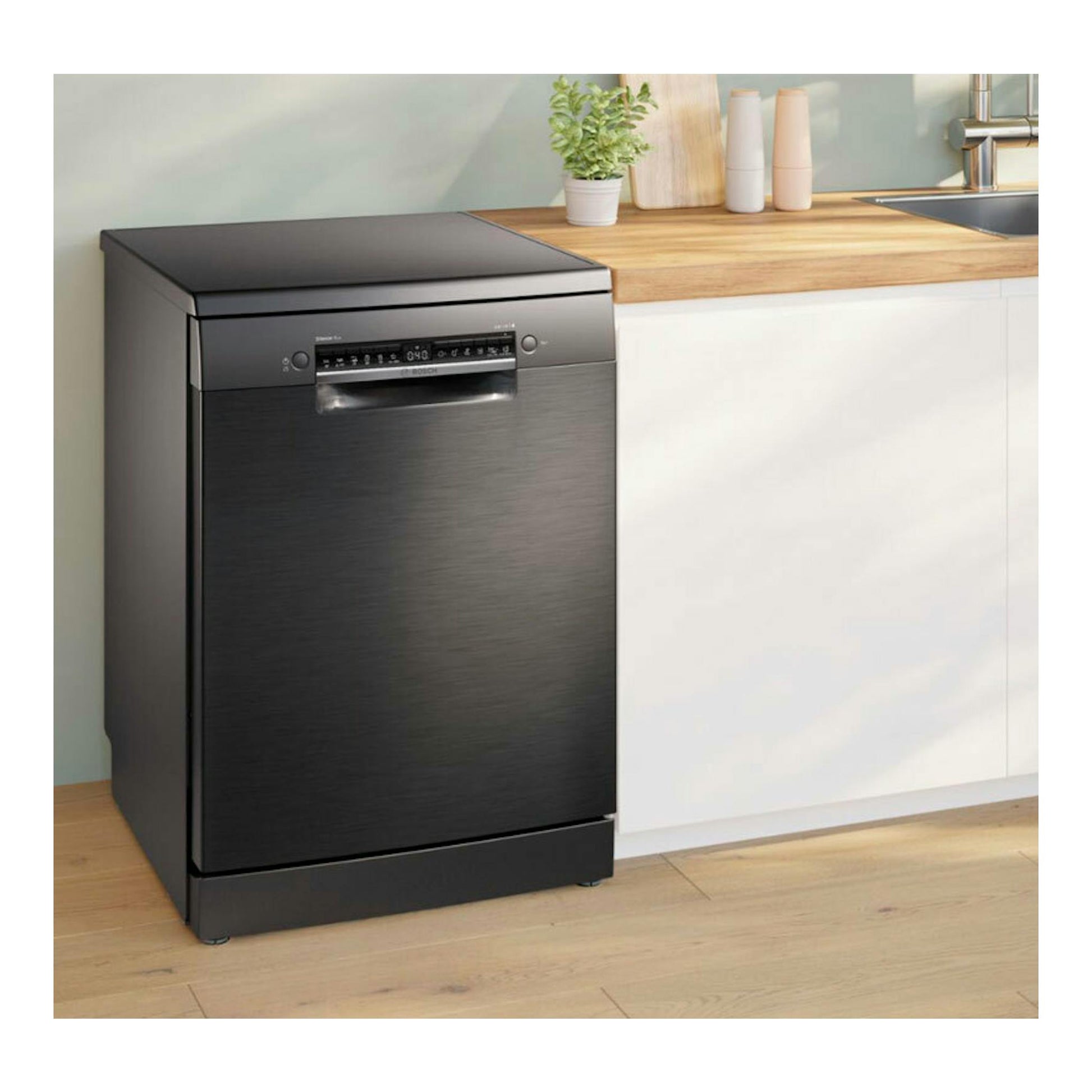 Lavavajillas Bosch SMS4EMC06E negro, vista frontal, junto a encimera de madera en cocina.