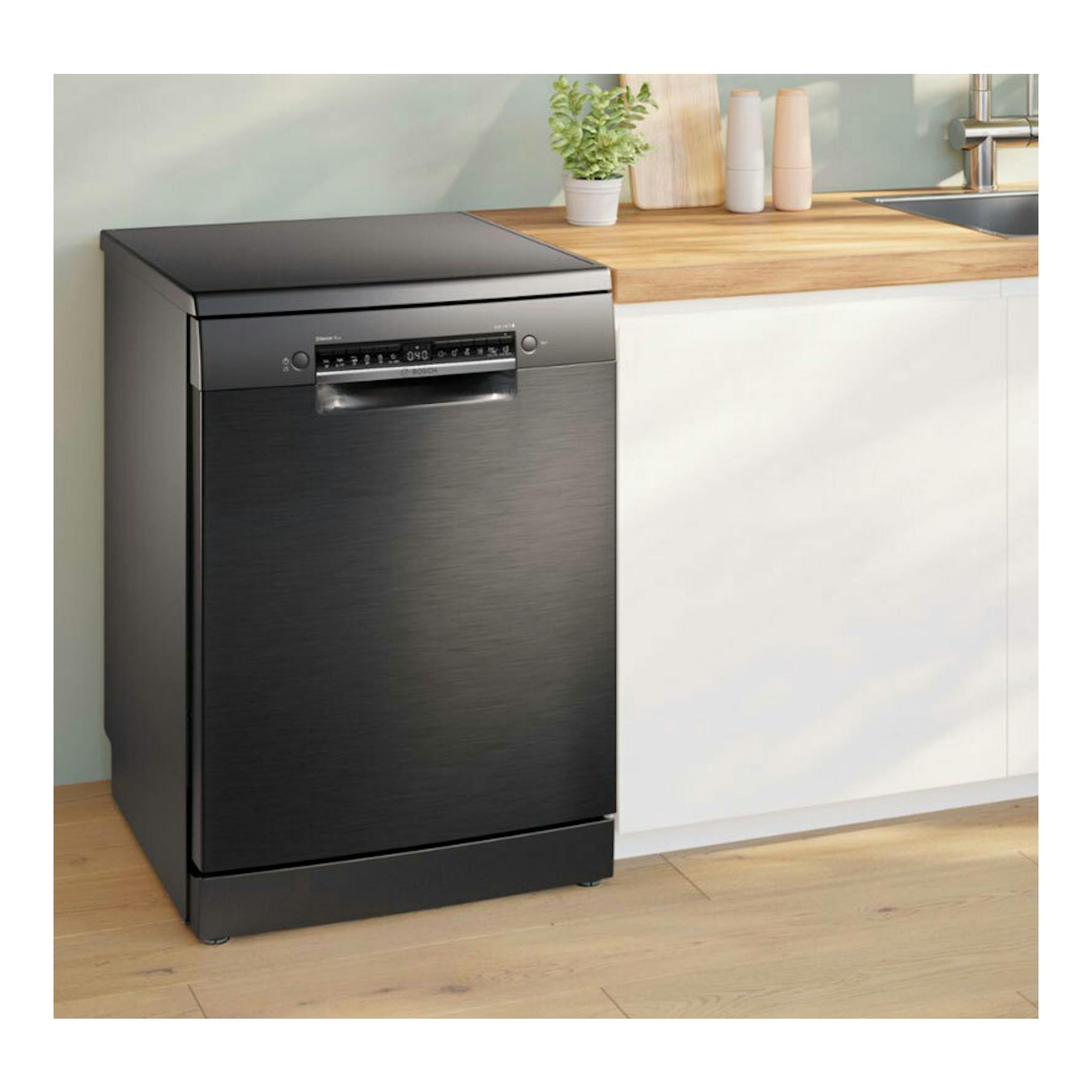 Lavavajillas Bosch SMS4EMC06E negro, vista frontal, junto a encimera de madera en cocina.