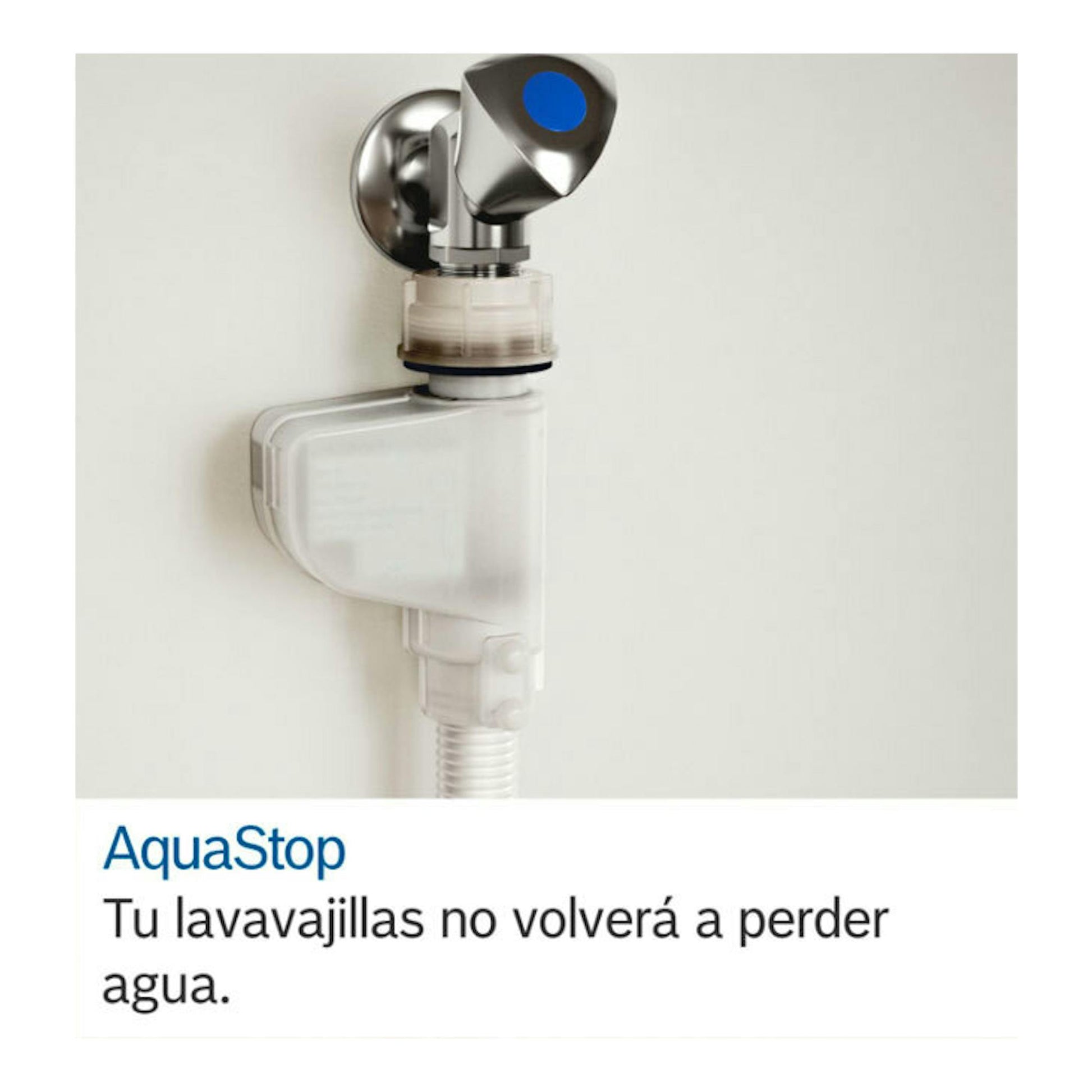 Válvula AquaStop de Bosch conectada a una toma de agua, vista frontal sobre fondo claro.