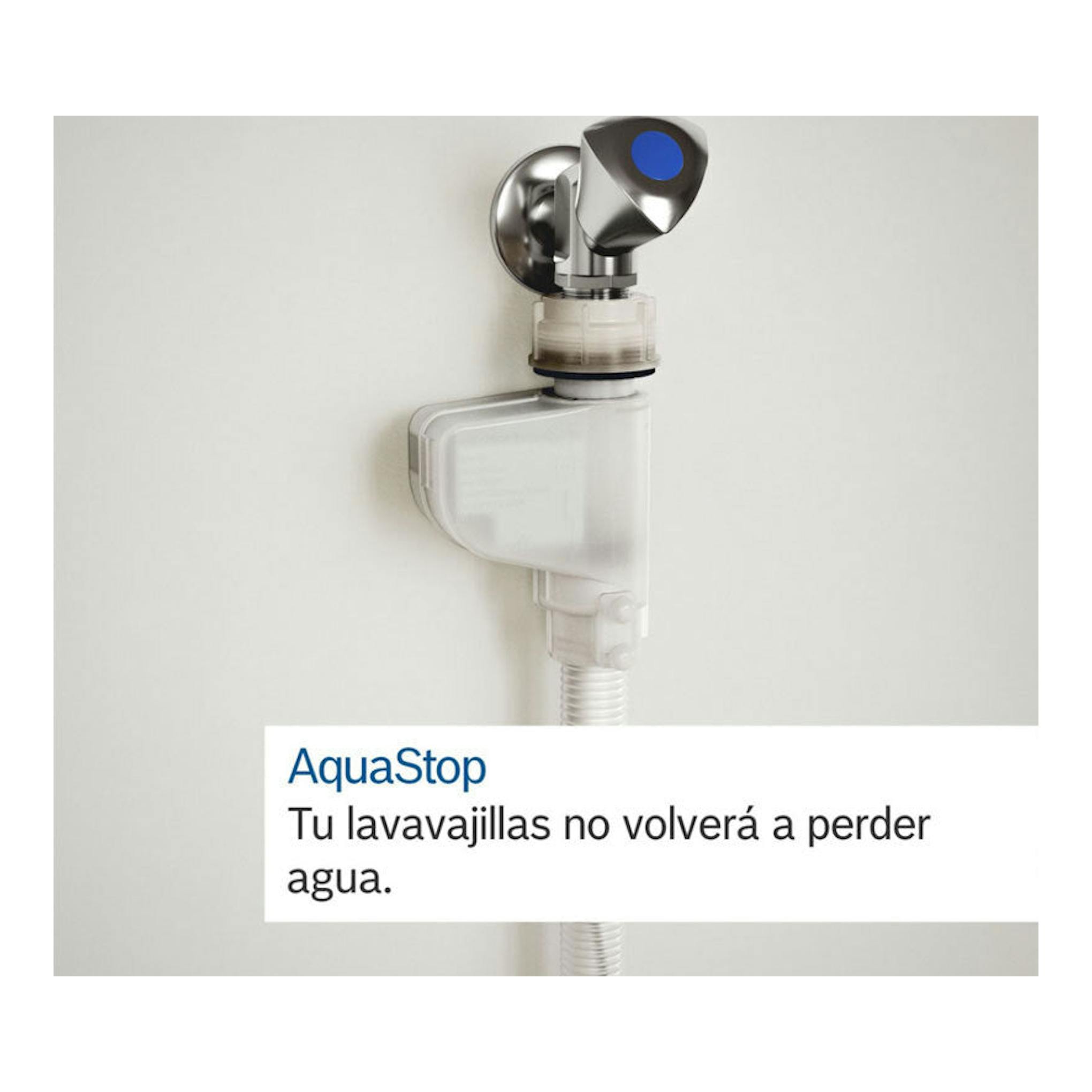 Manguera AquaStop blanca de lavavajillas, con válvula metálica cromada, vista frontal sobre fondo claro.