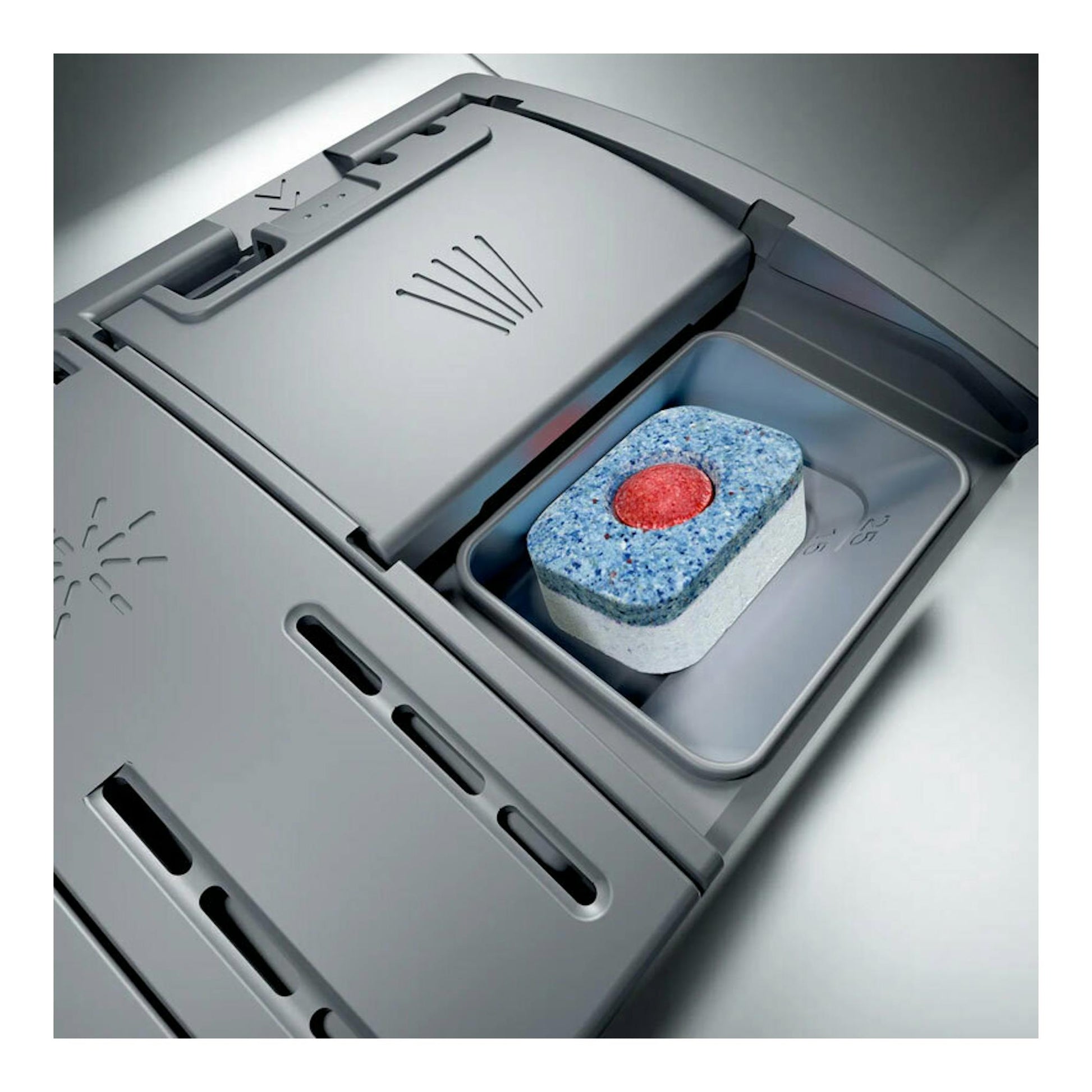 Lavavajillas Bosch SMS4EMW06E en gris, vista superior, con el compartimento de detergente abierto y una pastilla dentro.