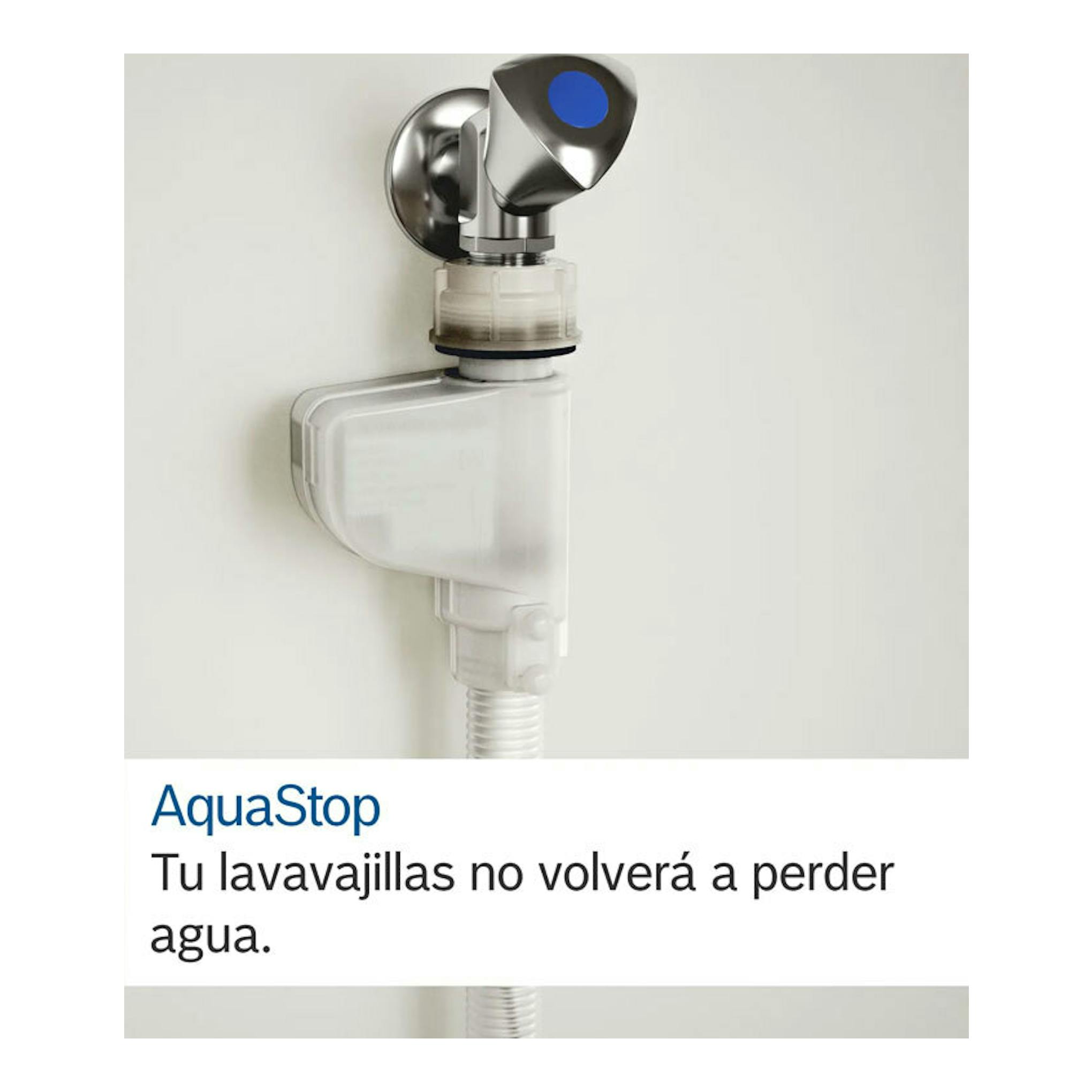 Sistema AquaStop para lavavajillas, con válvula cromada y manguera blanca, vista frontal.