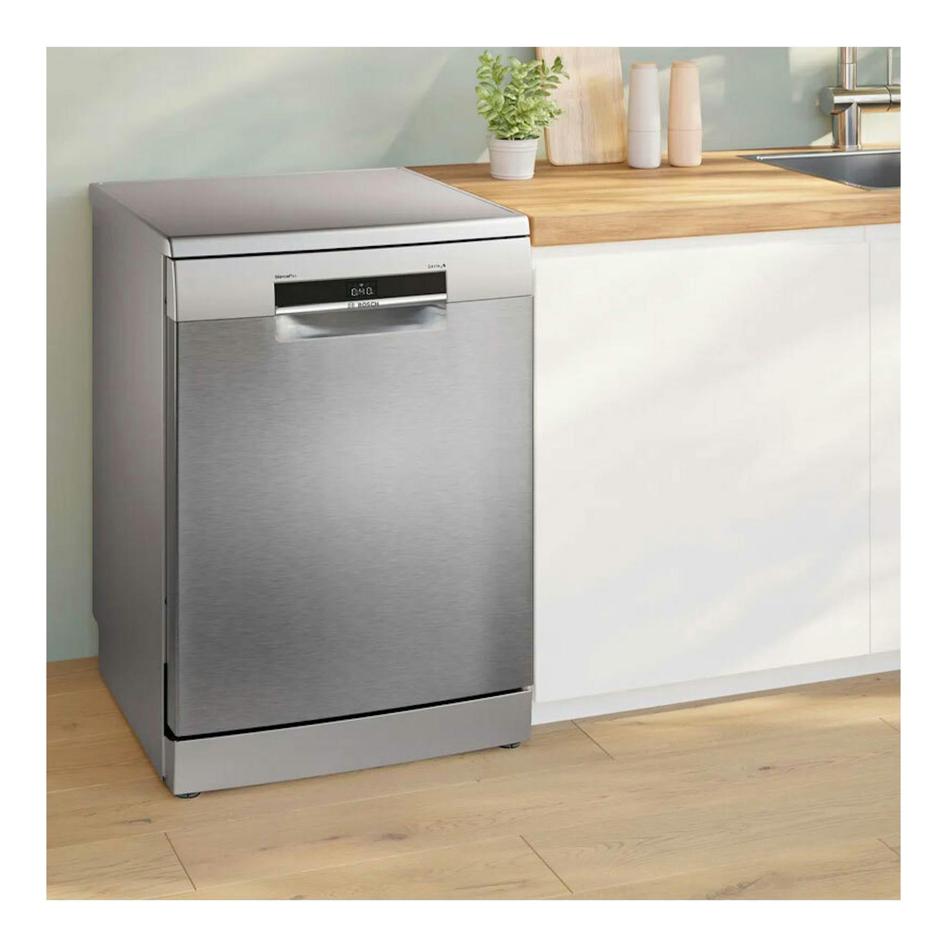 Lavavajillas Bosch SMS6ECI15E de 60 cm, acero inoxidable, vista frontal en cocina junto a encimera blanca.
