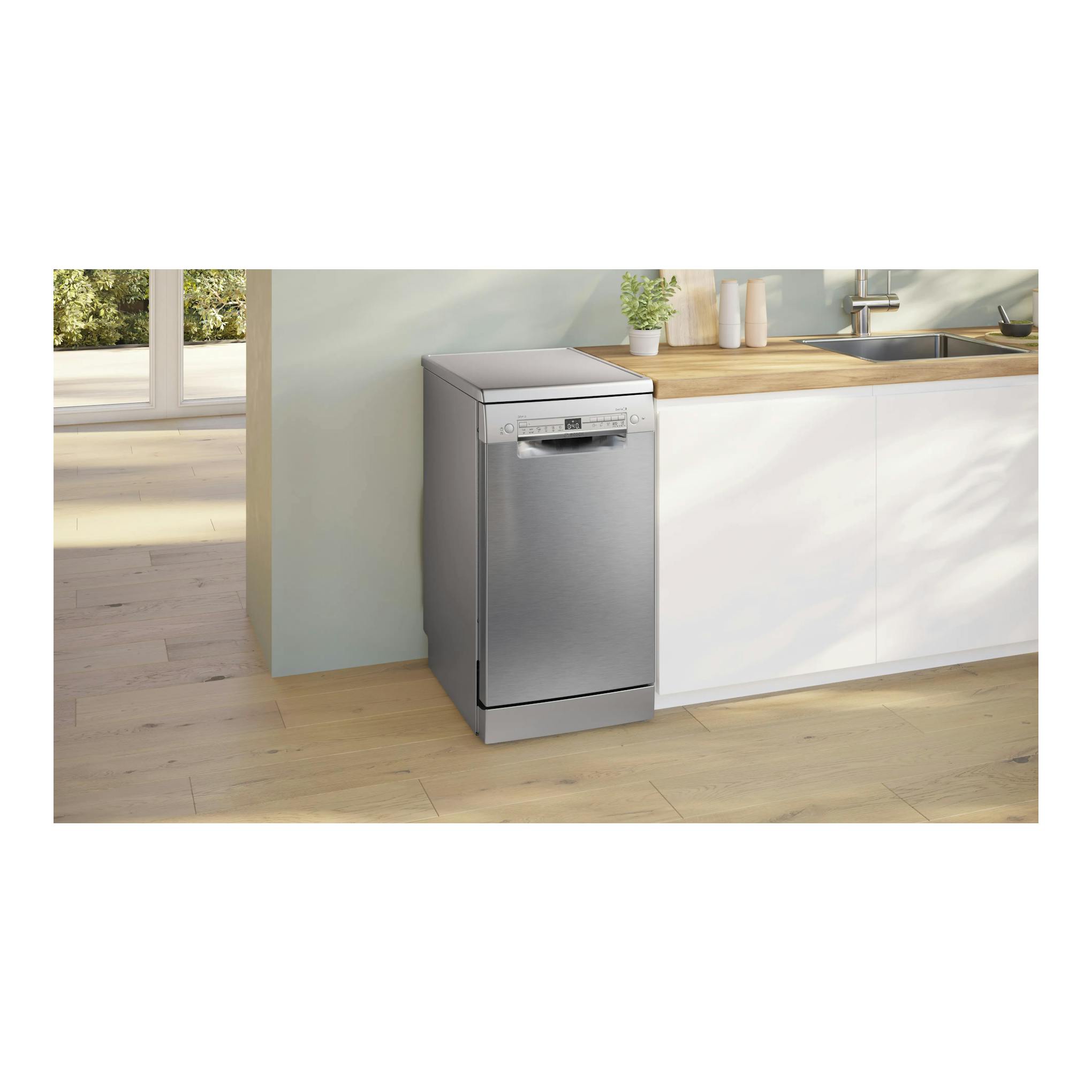 Lavavajillas Bosch SPS2HKI55E inox, vista frontal en cocina, junto a encimera de madera.