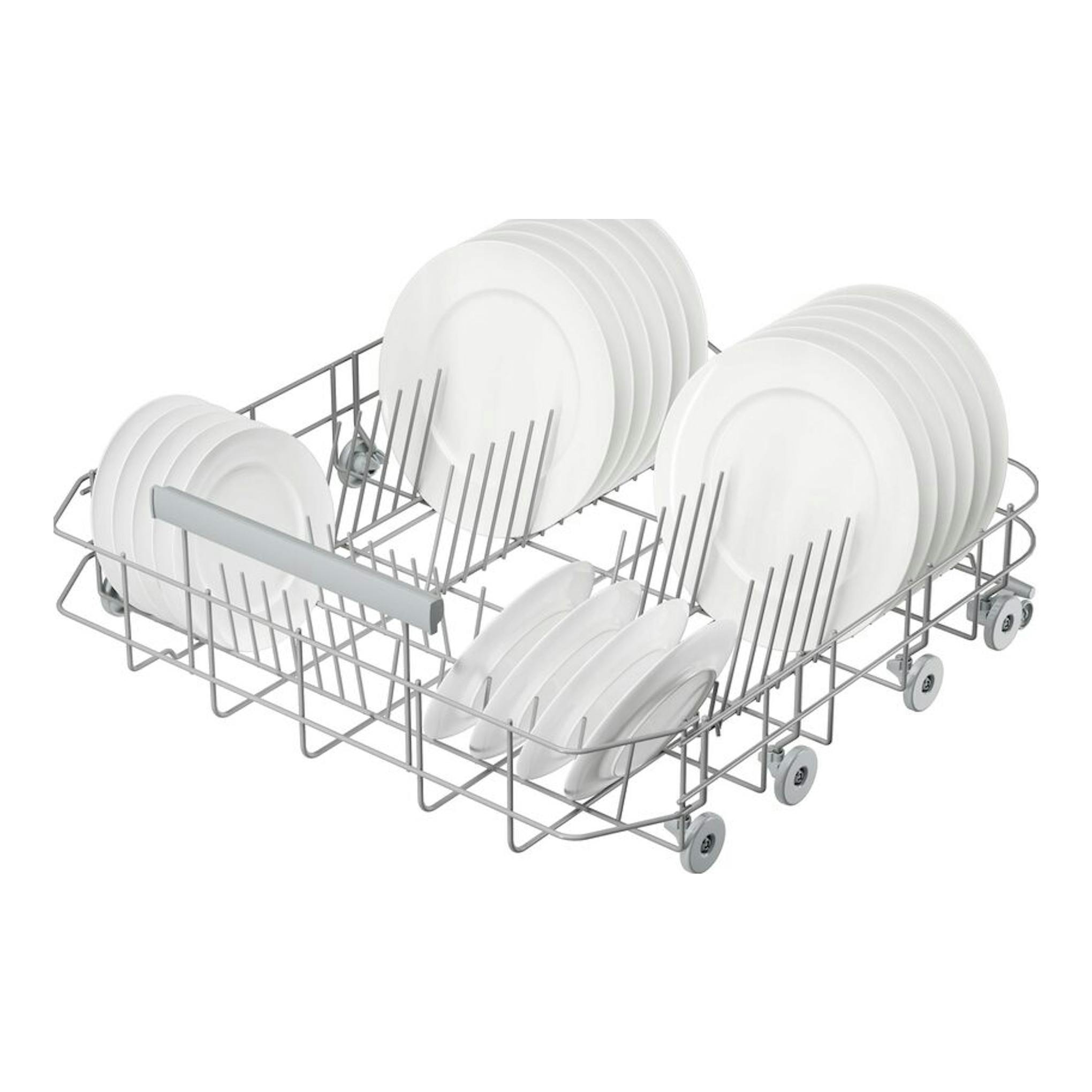 Cesta inferior de lavavajillas Electrolux E62LB202S con platos blancos, vista en ángulo sobre fondo blanco.