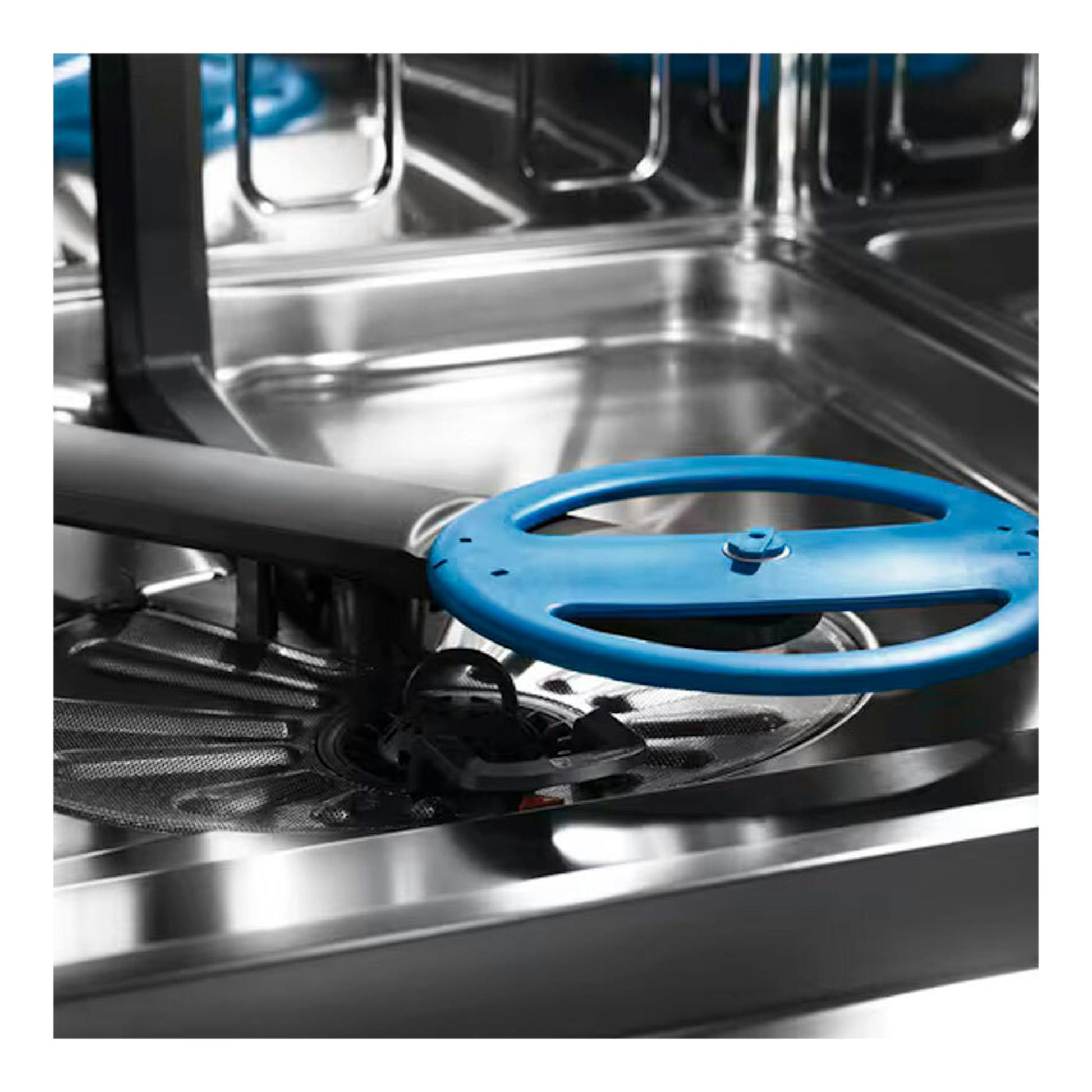 Interior de lavavajillas Electrolux ESM48400SX en acero inoxidable, con brazo aspersor azul.