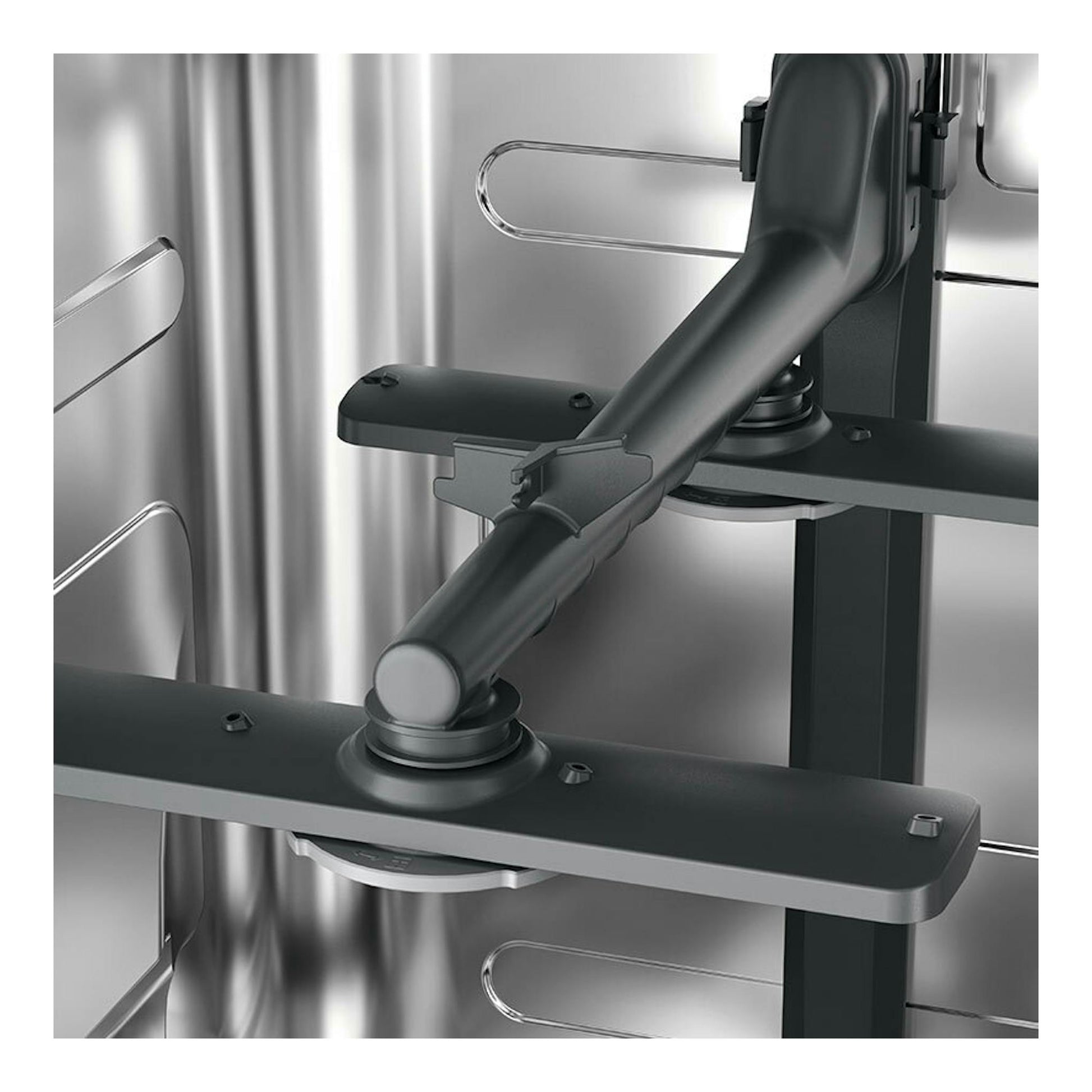 Interior de lavavajillas Electrolux ESS42220SW de 45 cm, con brazos rociadores negros sobre fondo metálico.