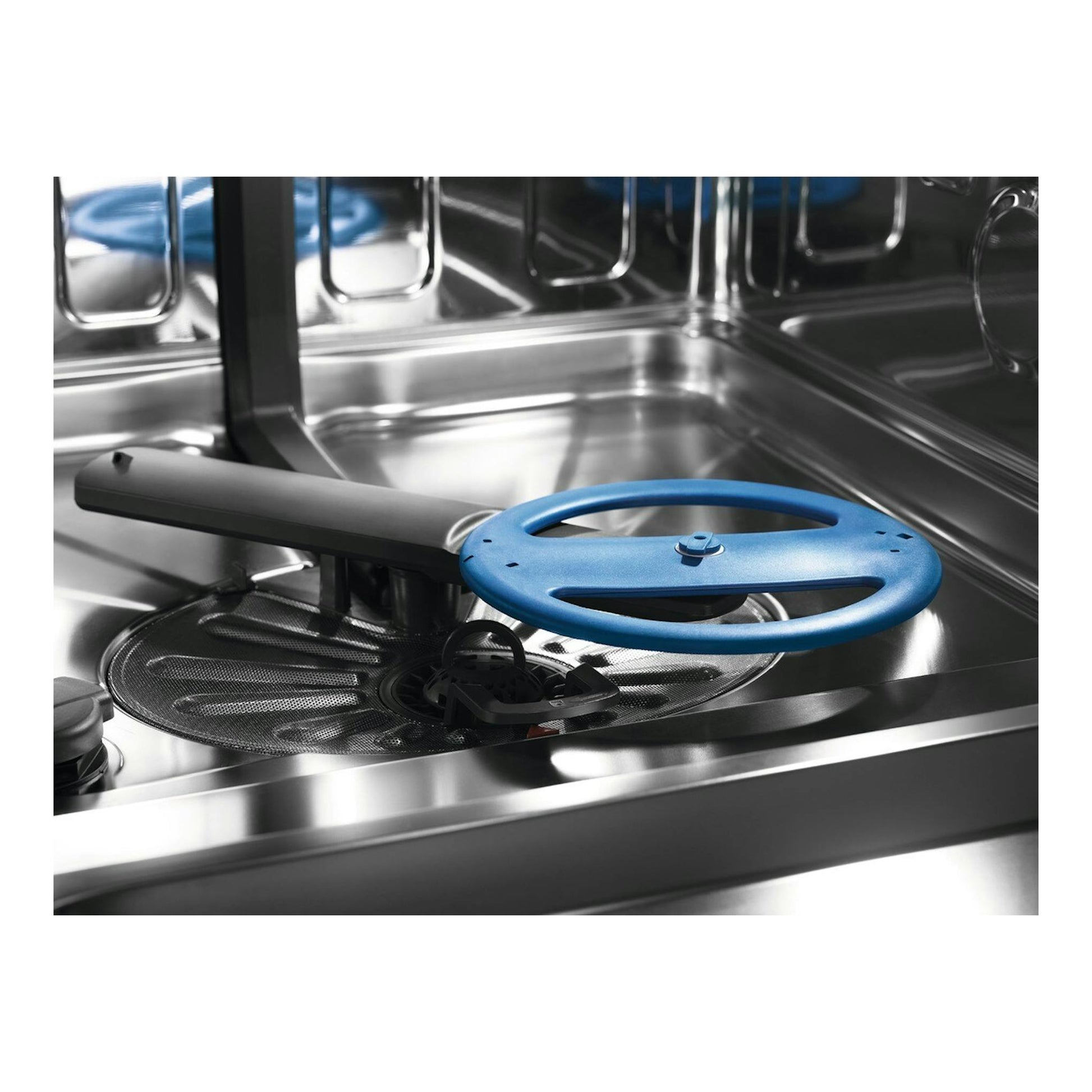 Lavavajillas Electrolux ESS47400SX en interior inox, con brazo rociador azul visto en primer plano.