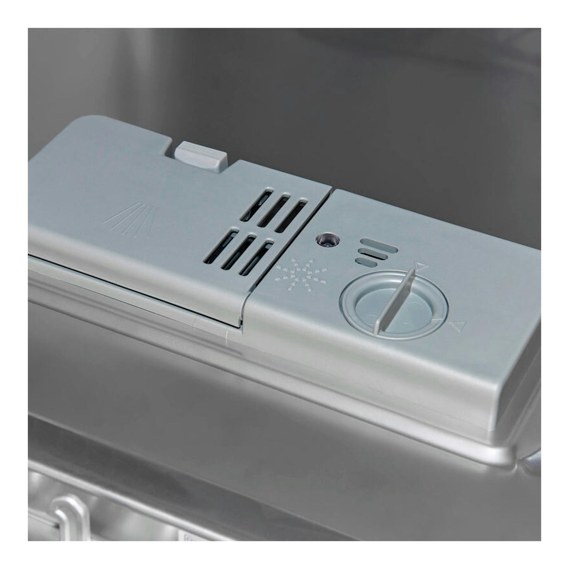 Lavavajillas Exquisit GSP508-030D blanco, vista en primer plano del dosificador de detergente y abrillantador.