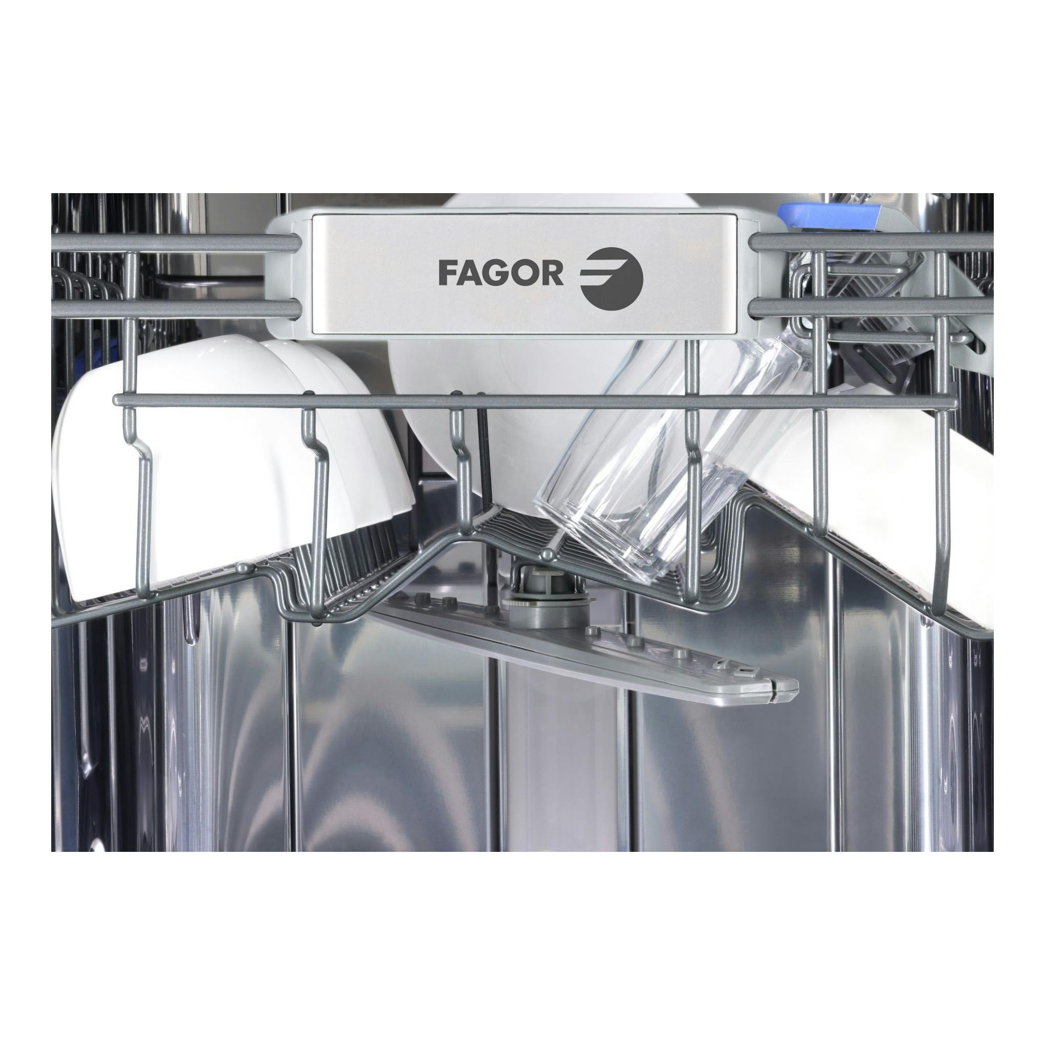 Interior de lavavajillas Fagor 4LVF-436ADX, con cesta metálica, platos y vasos, acabado inox.