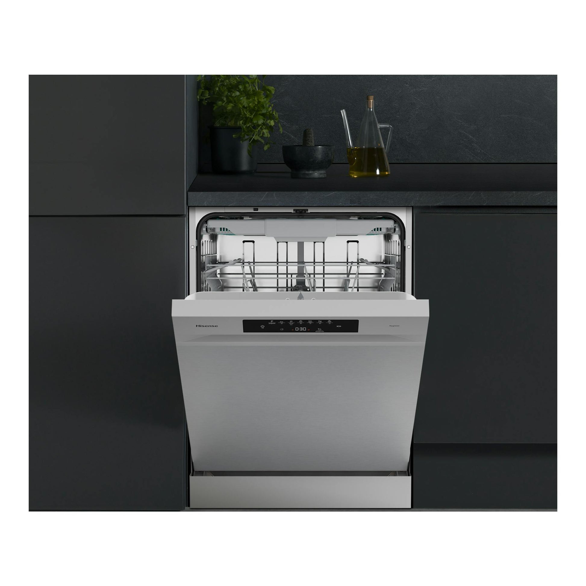 Lavavajillas Hisense HS643B90X de libre instalación, color inox, con puerta abierta en cocina oscura.
