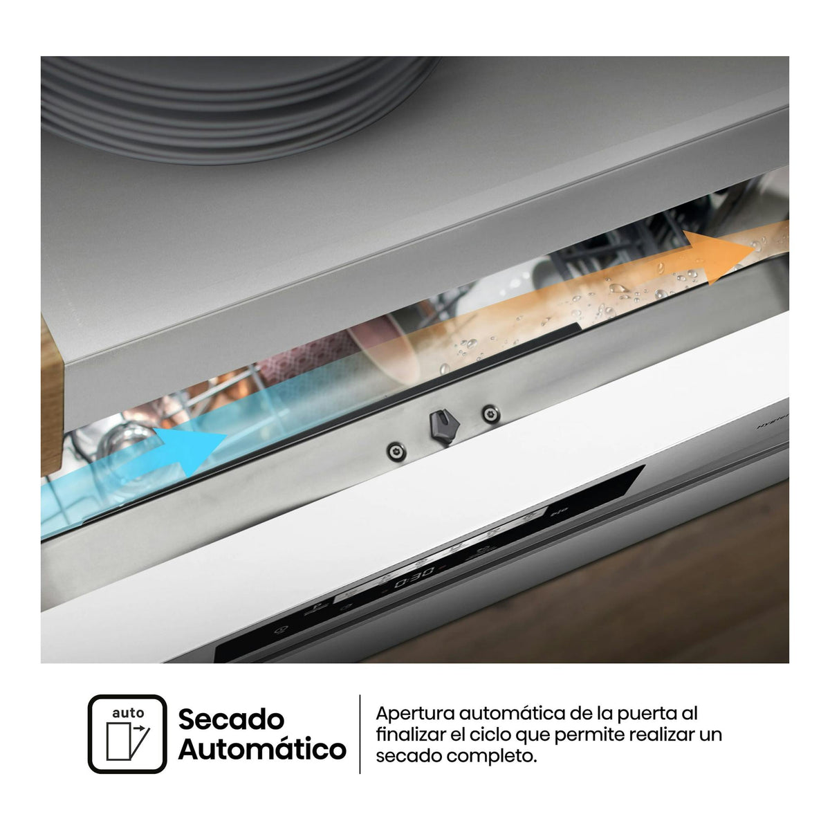 Lavavajillas Hisense HS643C90W en inox, vista inclinada, con flechas y texto de secado automático.