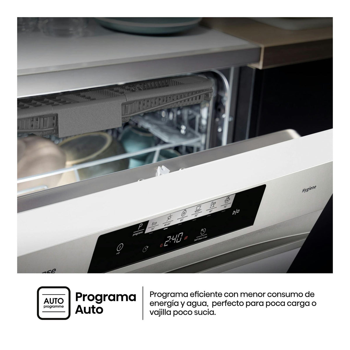 Lavavajillas Hisense HS643C90W blanco, vista frontal parcial con puerta abierta y panel digital.
