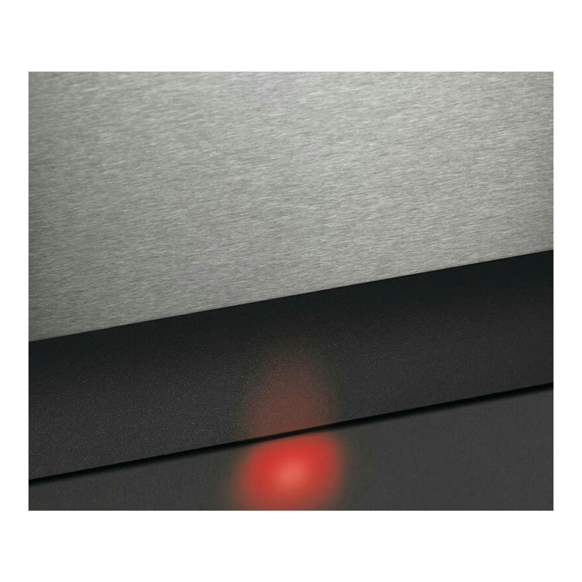 Lavavajillas integrable AEG FSE7572AP, vista en primer plano del panel de acero inoxidable con luz roja.