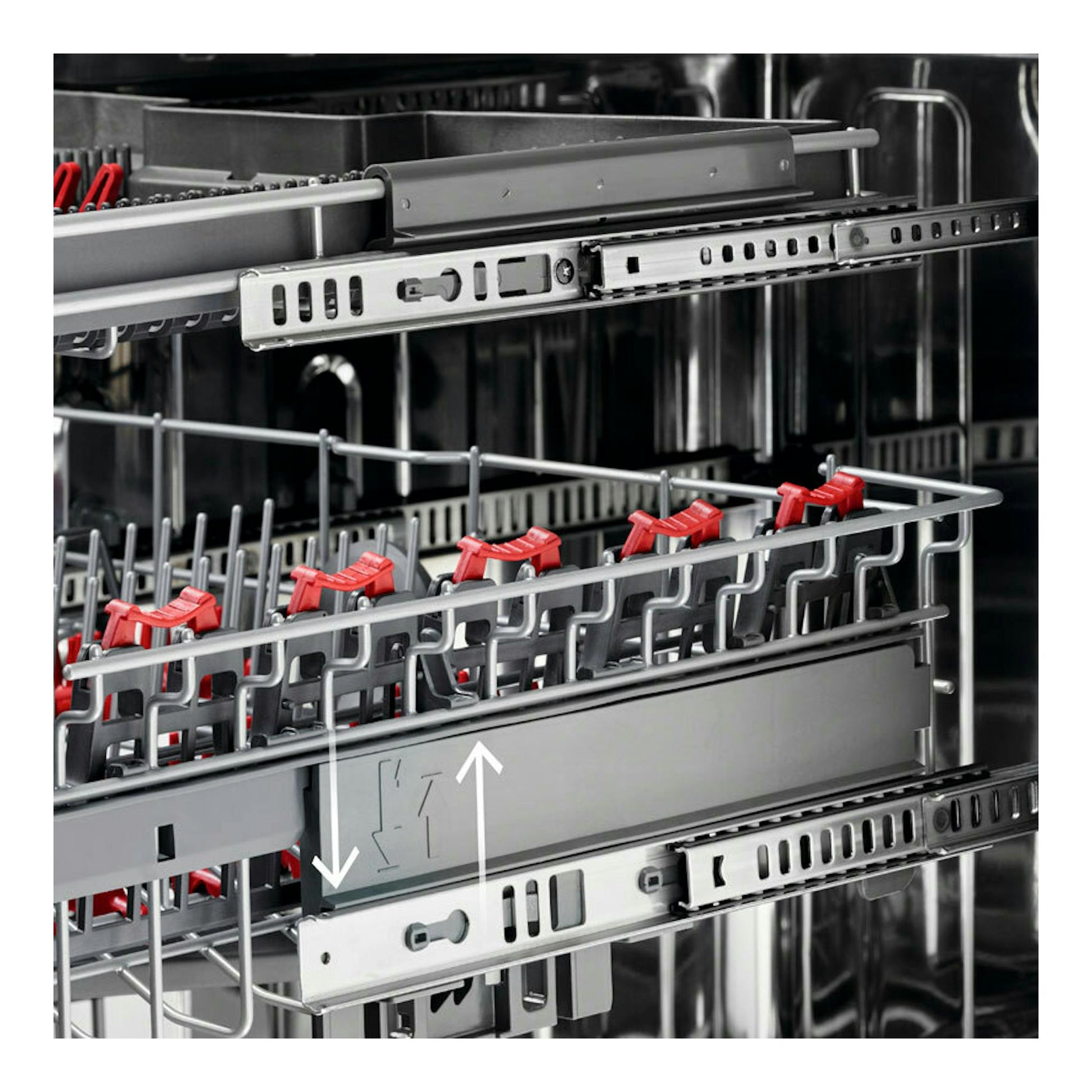 Lavavajillas integrable AEG FSE7572AP, interior con cestas metálicas y raíles de ajuste de altura.