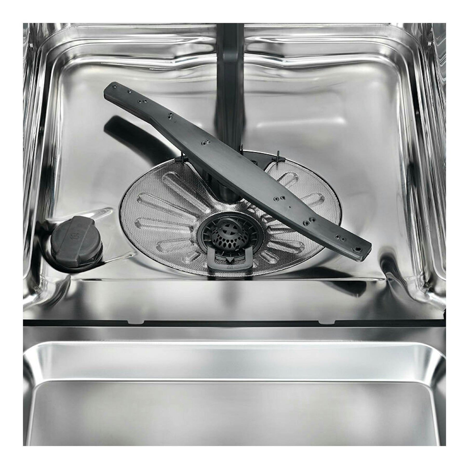 Interior de lavavajillas integrable AEG FSE7572AP, vista frontal del cubo de acero inoxidable con brazo rociador.