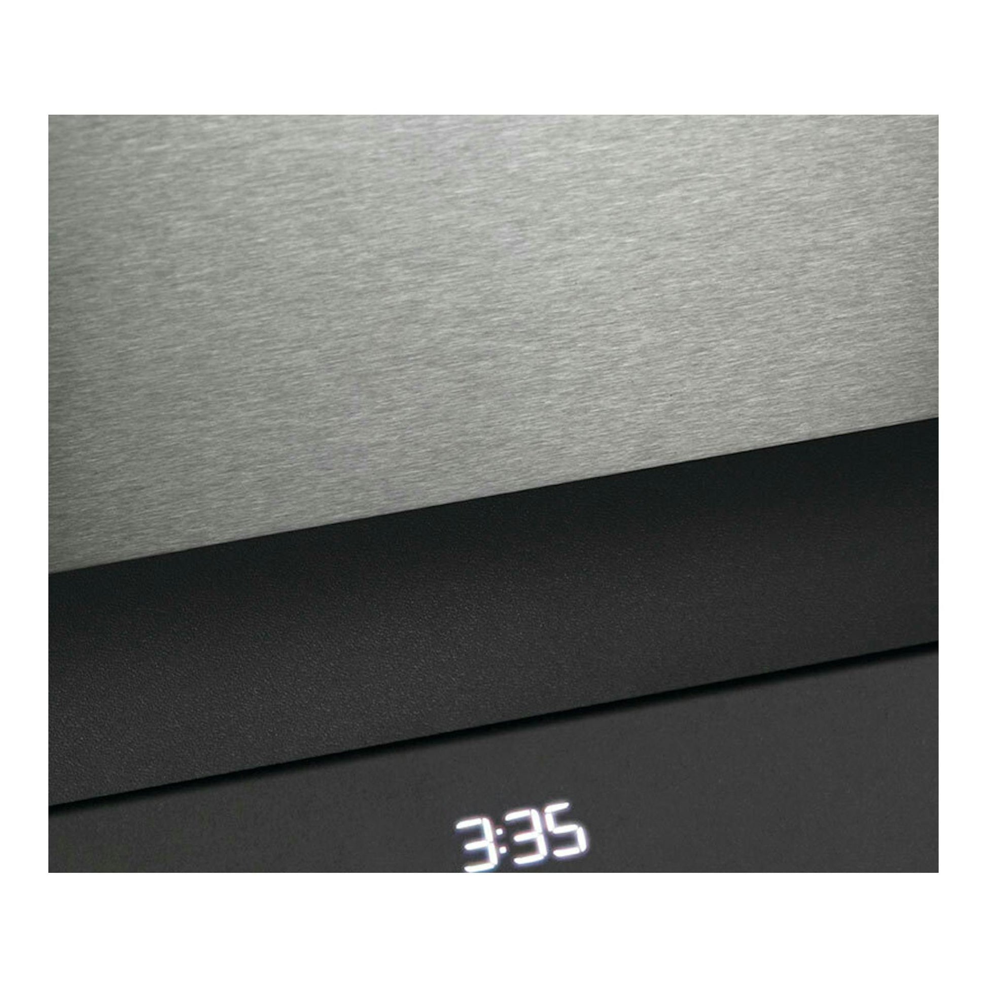 Lavavajillas integrable AEG FSE77728P, detalle frontal en acero cepillado y panel negro con display 3:35.