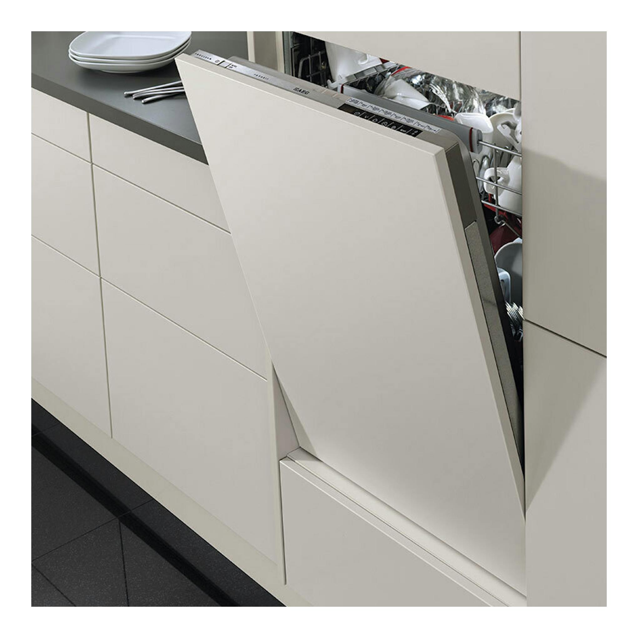 Lavavajillas integrable AEG FSE77728P de 60 cm, puerta blanca abierta en cocina moderna.