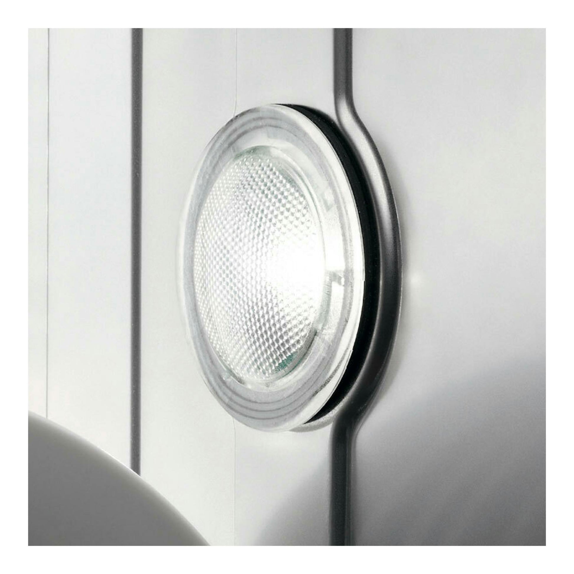 Primer plano de la luz interior circular en un lavavajillas integrable AEG FSE96808P blanco.