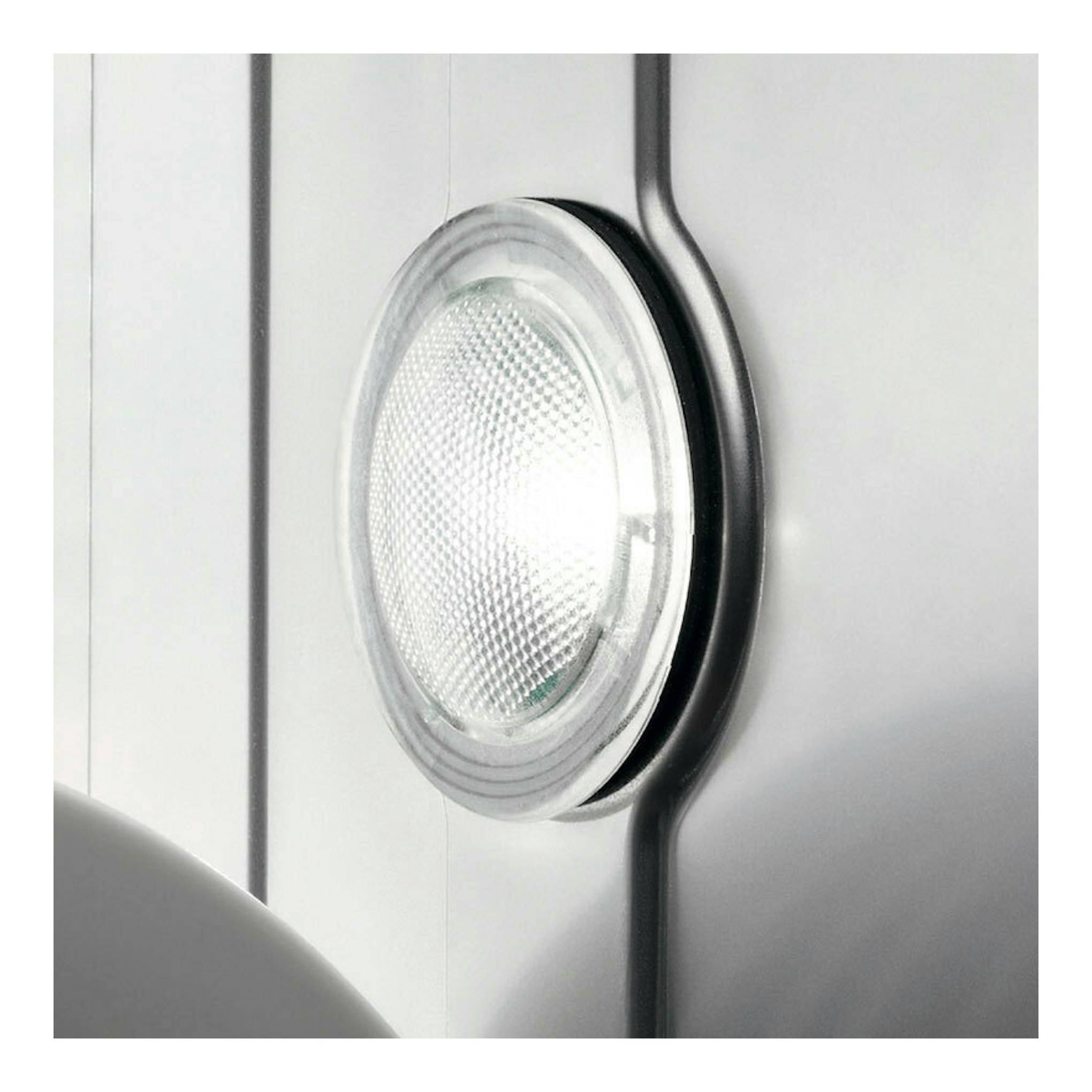 Primer plano de la luz interior circular en un lavavajillas integrable AEG FSE96808P blanco.