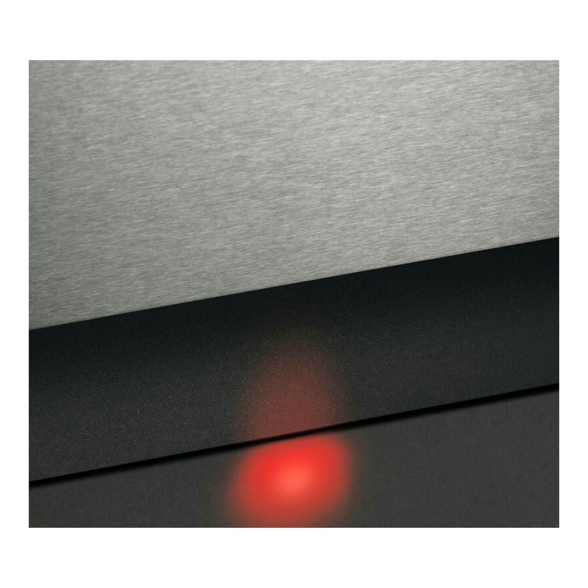 Lavavajillas integrable AEG FSE96808P de acero inoxidable, vista en detalle con luz roja.