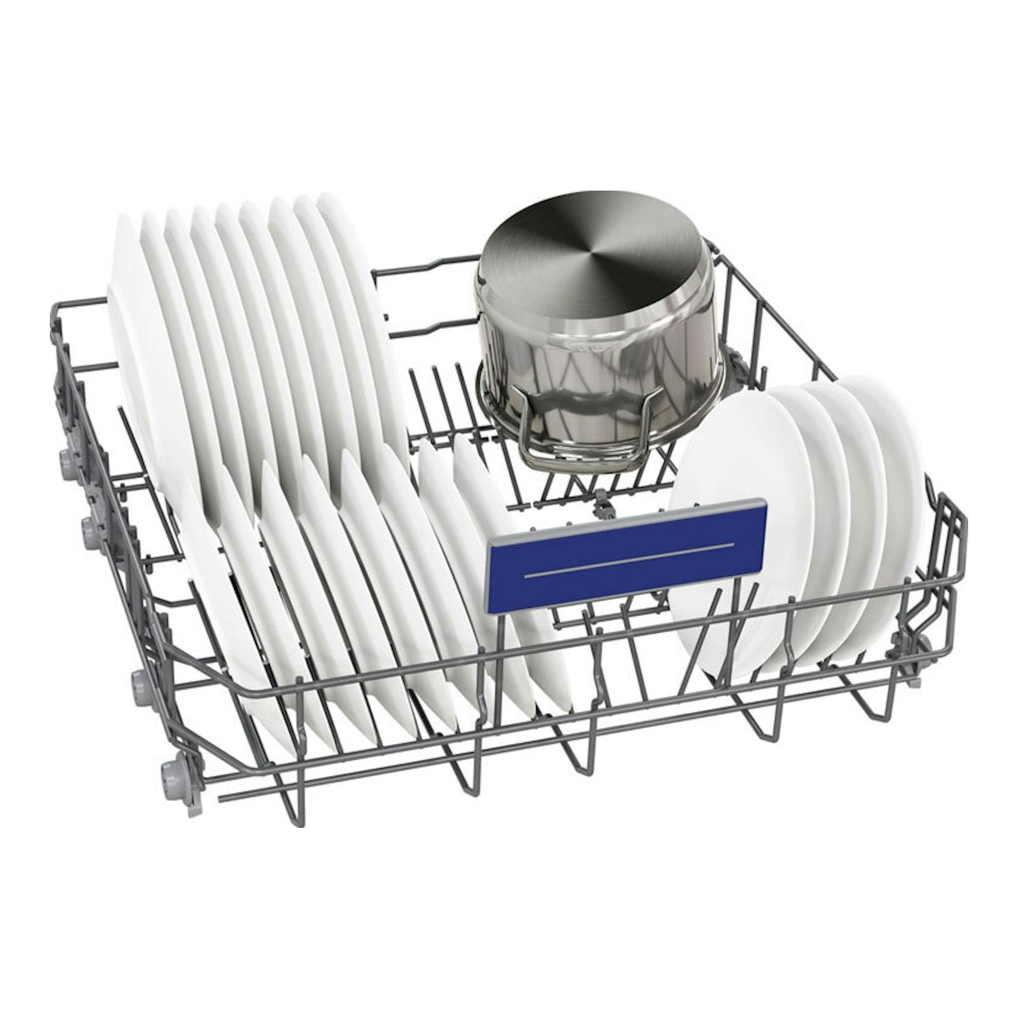 Lavavajillas integrable Siemens SN73HX03VE, cesta inferior con platos blancos y una olla, vista en ángulo.