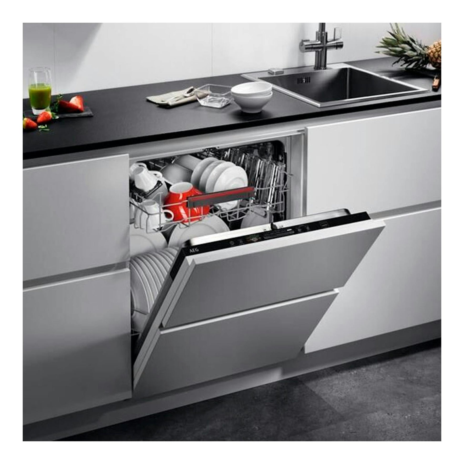 Lavavajillas integrable AEG FSB53617Z en cocina moderna, puerta abierta y cesta con vajilla.