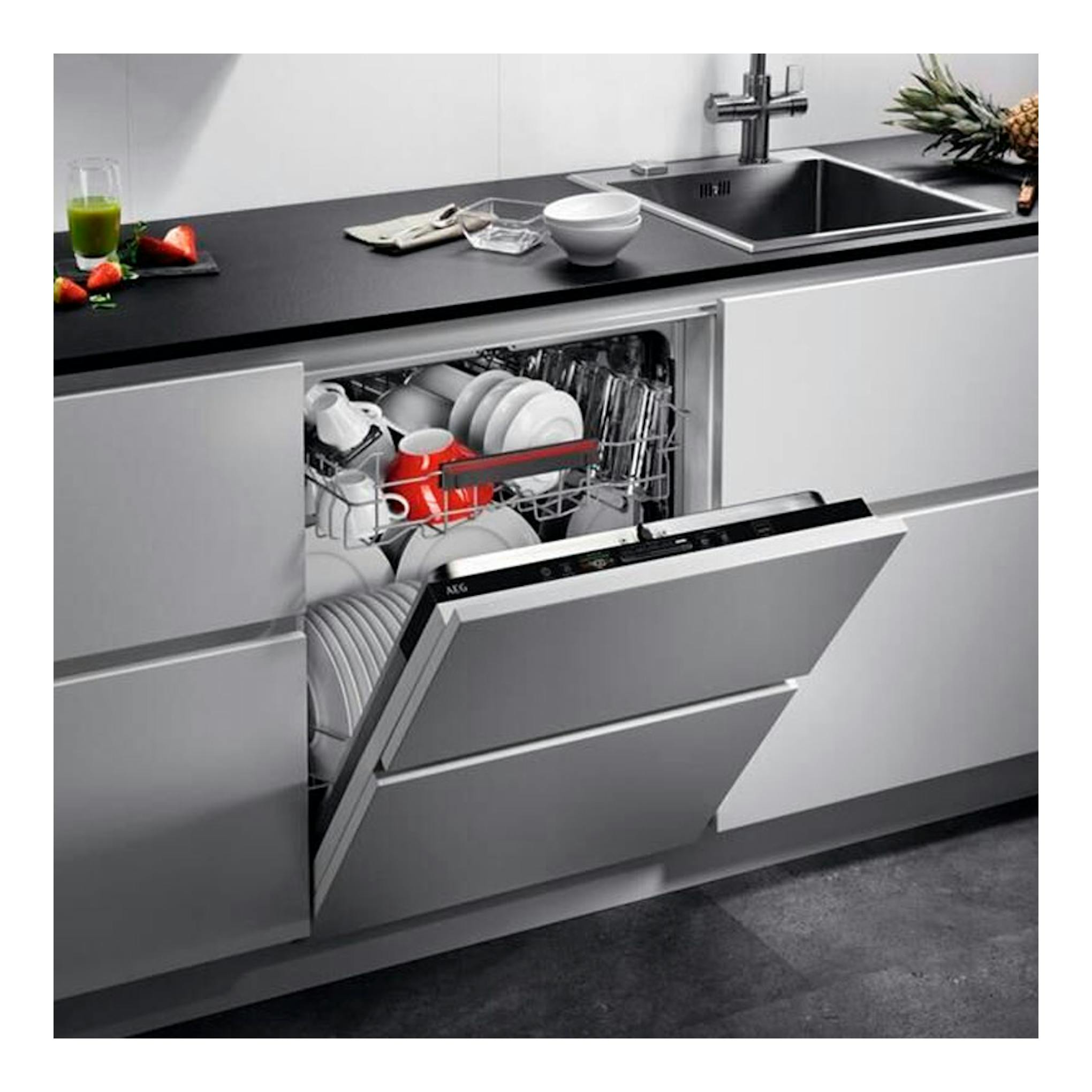 Lavavajillas integrable AEG FSB53617Z en cocina moderna, puerta abierta y cesta con vajilla.