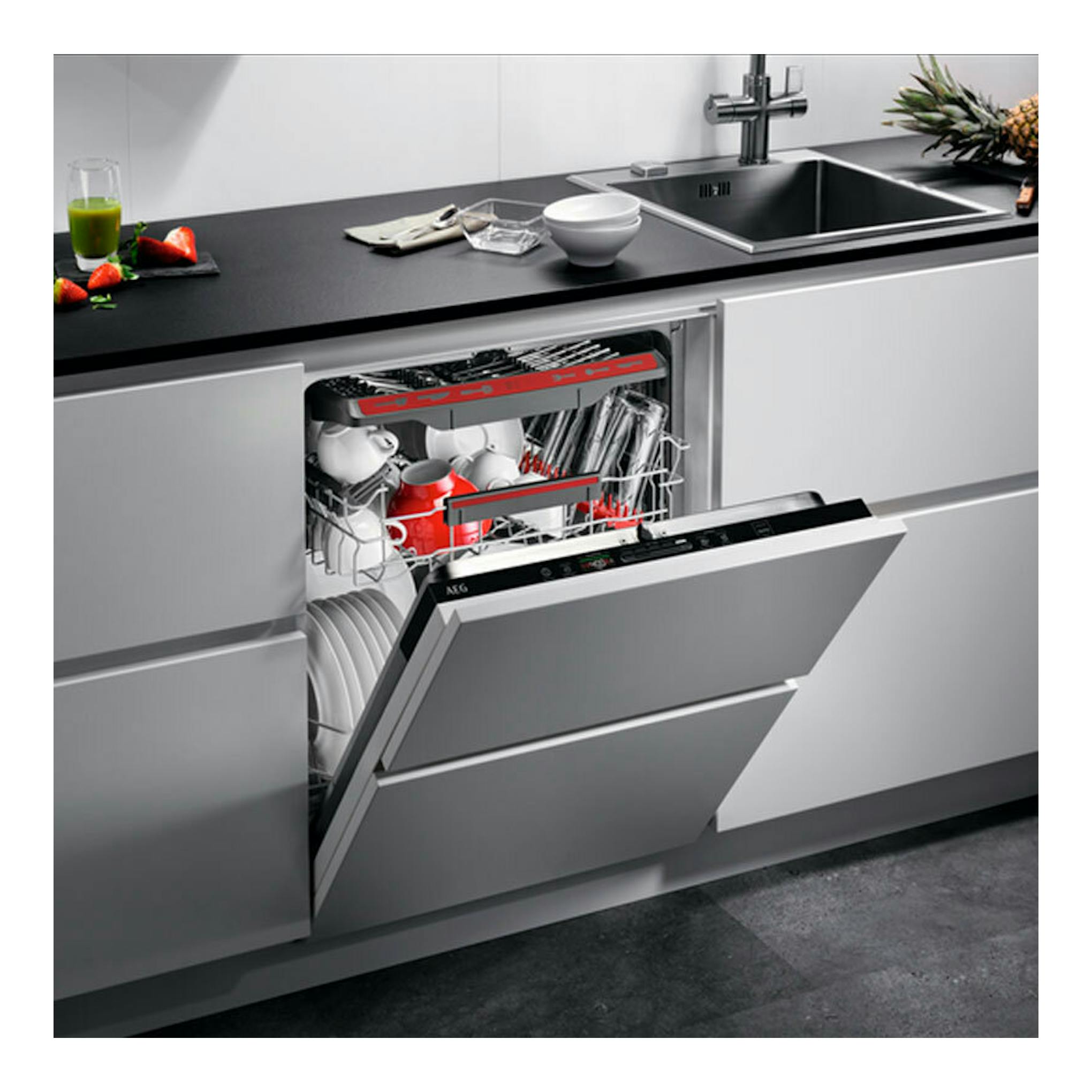 Lavavajillas integrable AEG FSB64907Z abierto, en cocina moderna gris, vista frontal inclinada.